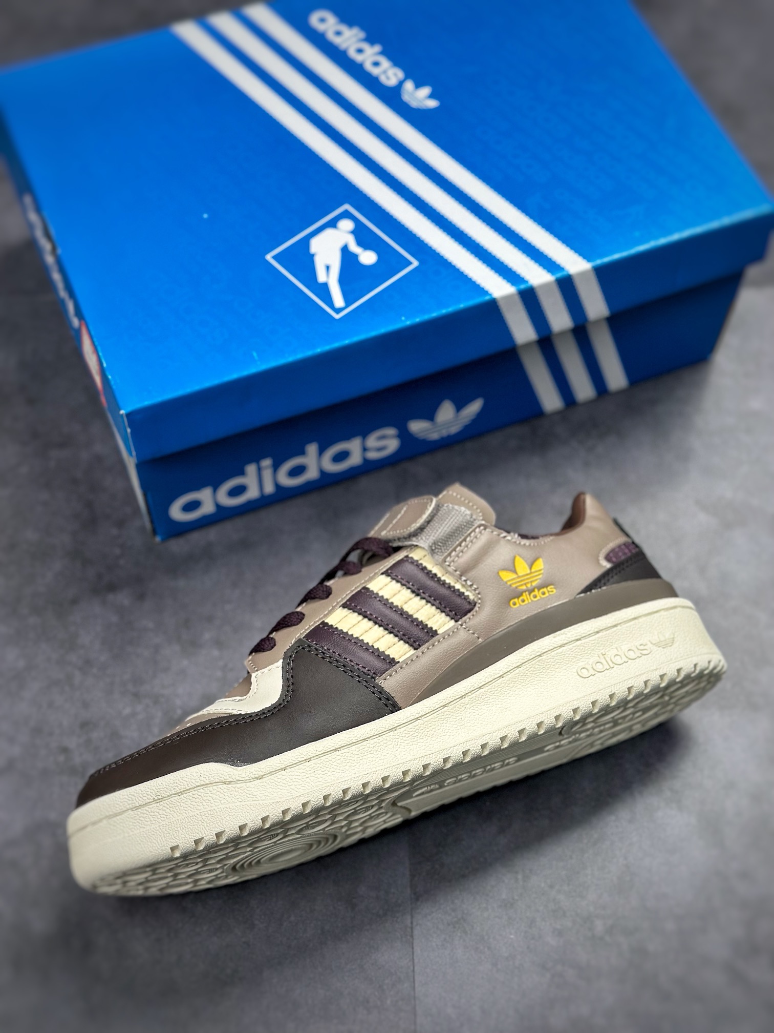 180 阿迪达斯 Adidas Forum Low 低帮百搭潮流休闲运动板鞋  HQ6937