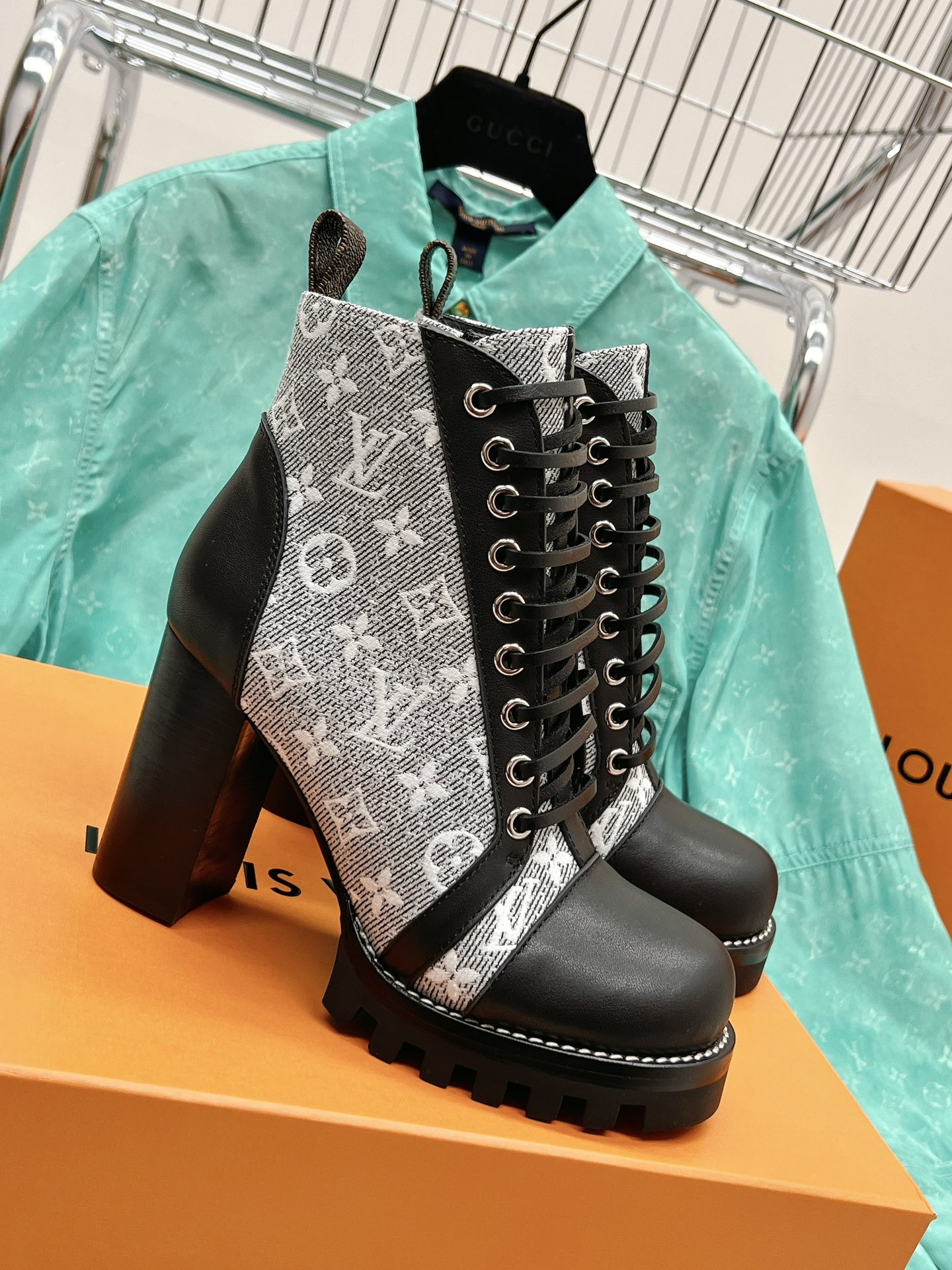 NO:483153,The latest two colors LV donkey brand new high heel boots classic high version Super genuine style Super elegant style Extra temperament Extraordinary temperament Needless to say Superb imported cowhide upper / cow patent leather / presbyterian leather Embroidery Inner imported leather Outsole Imported leather upsole plus tooth rubber combination with leather edge edge. Heel height 9cm; Water table 2.5cm Extreme adjustment last Super stable Size number 35-39 40 41 orders, boots, louis vuitton, louis vuitton, boots, cowhide, Leather soles19860909最新两色  LV 驴牌 新款高跟靴 经典之作 高版本 超正版型 上脚超大气 气质非凡 不用多说 超赞 鞋面进口牛皮 /牛漆皮/老花皮 刺绣 内里牛皮 大底进口真皮大底加齿牙橡胶组合加真皮沿条围边.跟高9cm； 水台2.5cm 极致调楦 超级稳 码数35-39码40 41订,靴子,louis vuitton,louis vuitton,boots,cowhide,Leather soles,Women's Shoes