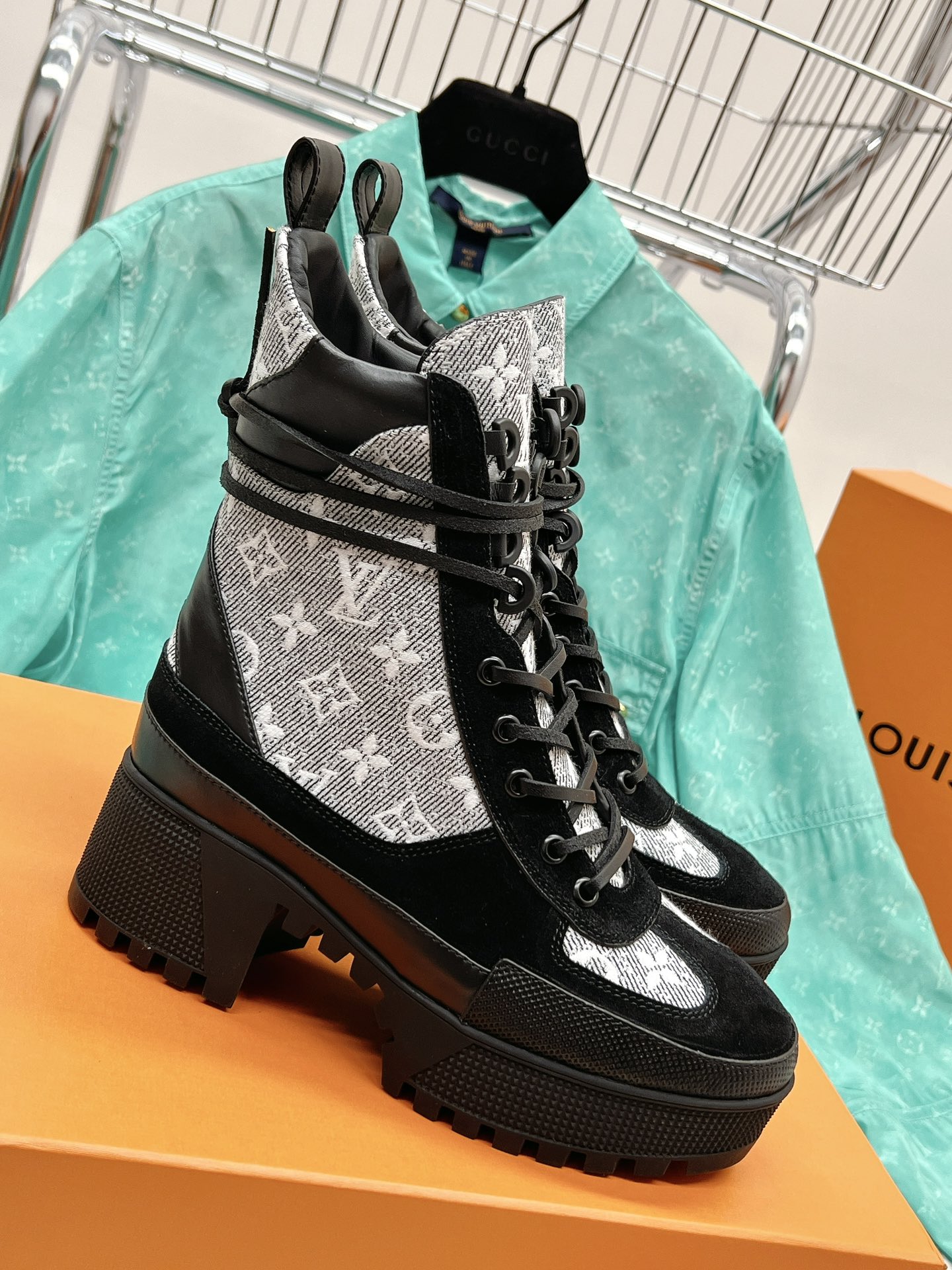 NO:483144,The latest two colors LV donkey brand new high heel boots classic high version Super genuine style Super elegant style Extra temperament Extraordinary temperament Needless to say Superb imported cowhide upper / cow patent leather / presbyterian leather Embroidery Inner imported leather Outsole Imported leather upsole plus tooth rubber combination with leather edge edge. Heel height 9cm; Water table 2.5cm Extreme adjustment last Super stable Size number 35-39 40 41 orders, boots, louis vuitton, louis vuitton, boots, cowhide, Leather soles19860909最新两色   LV 驴牌 新款高跟靴 经典之作 高版本 超正版型 上脚超大气 气质非凡 不用多说 超赞 鞋面进口牛皮 /牛漆皮/老花皮 刺绣 内里牛皮 大底进口真皮大底加齿牙橡胶组合加真皮沿条围边.跟高9cm； 水台2.5cm 极致调楦 超级稳 码数35-39码40 41订,靴子,louis vuitton,louis vuitton,boots,cowhide,Leather soles,Women's Shoes