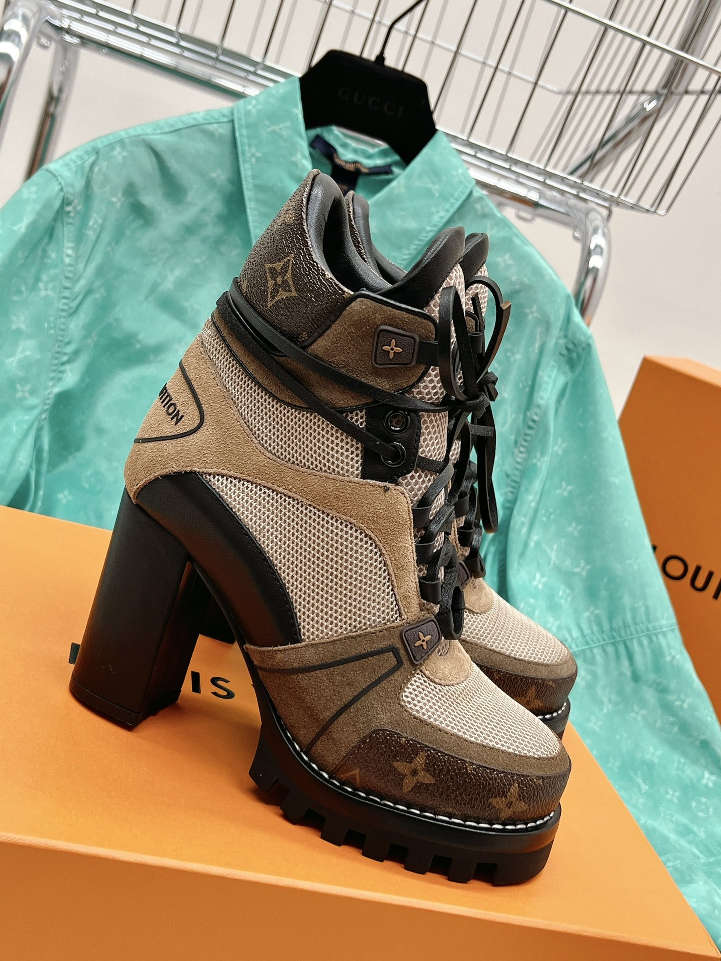 NO:483162,It is a new two-color LV donkey brand classic high heel boots high version original details Super genuine style Super good looking Super at the foot Extra temperament Complex splicing of cowhide on the upper Cowhide inner lining imported leather imported leather outsole plus tooth rubber combination with leather edge edge. Heel height 9cm; 2.5cm water table, ultimate adjustment last, super stable size 35-39 yards 40 41 orders, boots, louis vuitton, louis vuitton, boots, cowhide, Leather soles19860909是新两色 LV 驴牌 经典高跟靴 高版本 原版细节 超正版型 超级好看 上脚超大气 自带气质 鞋面牛皮复杂拼接 牛皮内里 大底进口真皮大底加齿牙橡胶组合加真皮沿条围边.跟高9cm； 水台2.5cm 极致调楦 超级稳 码数35-39码40 41订,靴子,louis vuitton,louis vuitton,boots,cowhide,Leather soles,Women's Shoes