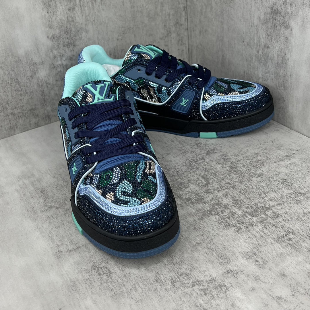 Louis Vuitton 新款上架 2061 Louis*Vuitto* LV trainer 满钻系列 走秀款TRAINER 大底和面料私模 绝对下血本费心思的一款鞋子 自Vifgil到来之后而设计的这一系列 每一季度都深受众多粉丝的青睐 TPU 大底 包装