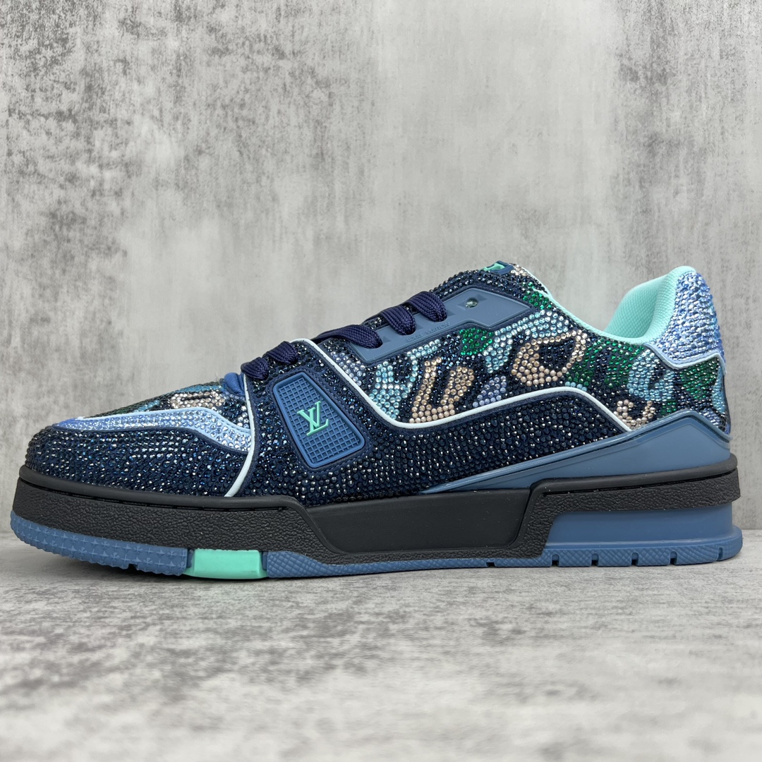 Louis Vuitton 新款上架 2061 Louis*Vuitto* LV trainer 满钻系列 走秀款TRAINER 大底和面料私模 绝对下血本费心思的一款鞋子 自Vifgil到来之后而设计的这一系列 每一季度都深受众多粉丝的青睐 TPU 大底 包装