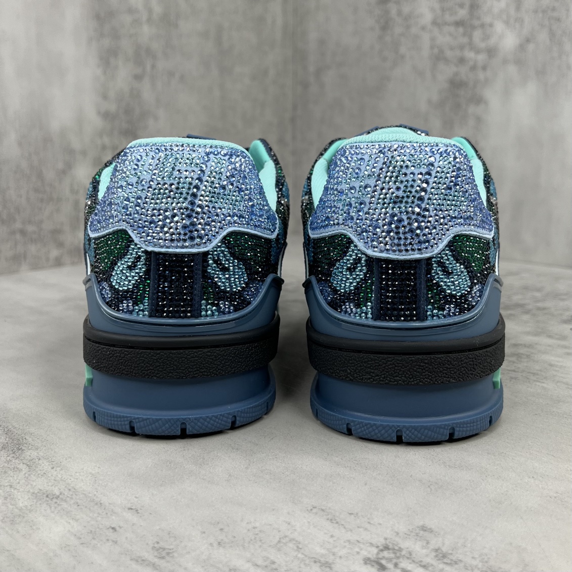 Louis Vuitton 新款上架 2061 Louis*Vuitto* LV trainer 满钻系列 走秀款TRAINER 大底和面料私模 绝对下血本费心思的一款鞋子 自Vifgil到来之后而设计的这一系列 每一季度都深受众多粉丝的青睐 TPU 大底 包装