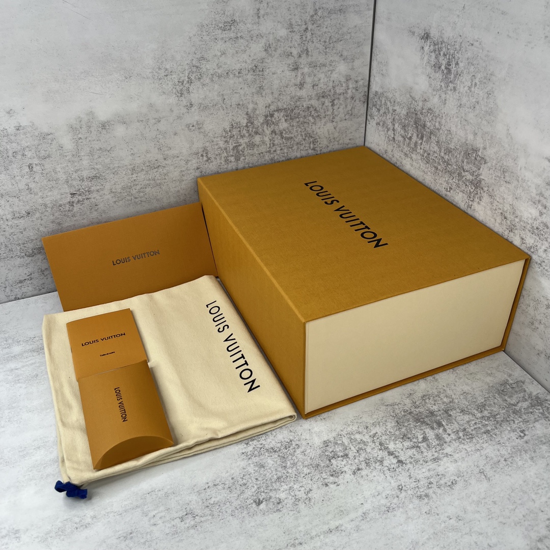 Louis Vuitton 新款上架 2061 Louis*Vuitto* LV trainer 满钻系列 走秀款TRAINER 大底和面料私模 绝对下血本费心思的一款鞋子 自Vifgil到来之后而设计的这一系列 每一季度都深受众多粉丝的青睐 TPU 大底 包装