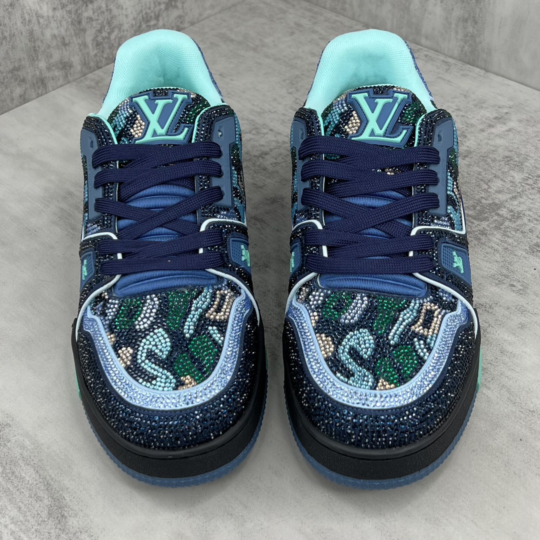 Louis Vuitton 新款上架 2061 Louis*Vuitto* LV trainer 满钻系列 走秀款TRAINER 大底和面料私模 绝对下血本费心思的一款鞋子 自Vifgil到来之后而设计的这一系列 每一季度都深受众多粉丝的青睐 TPU 大底 包装