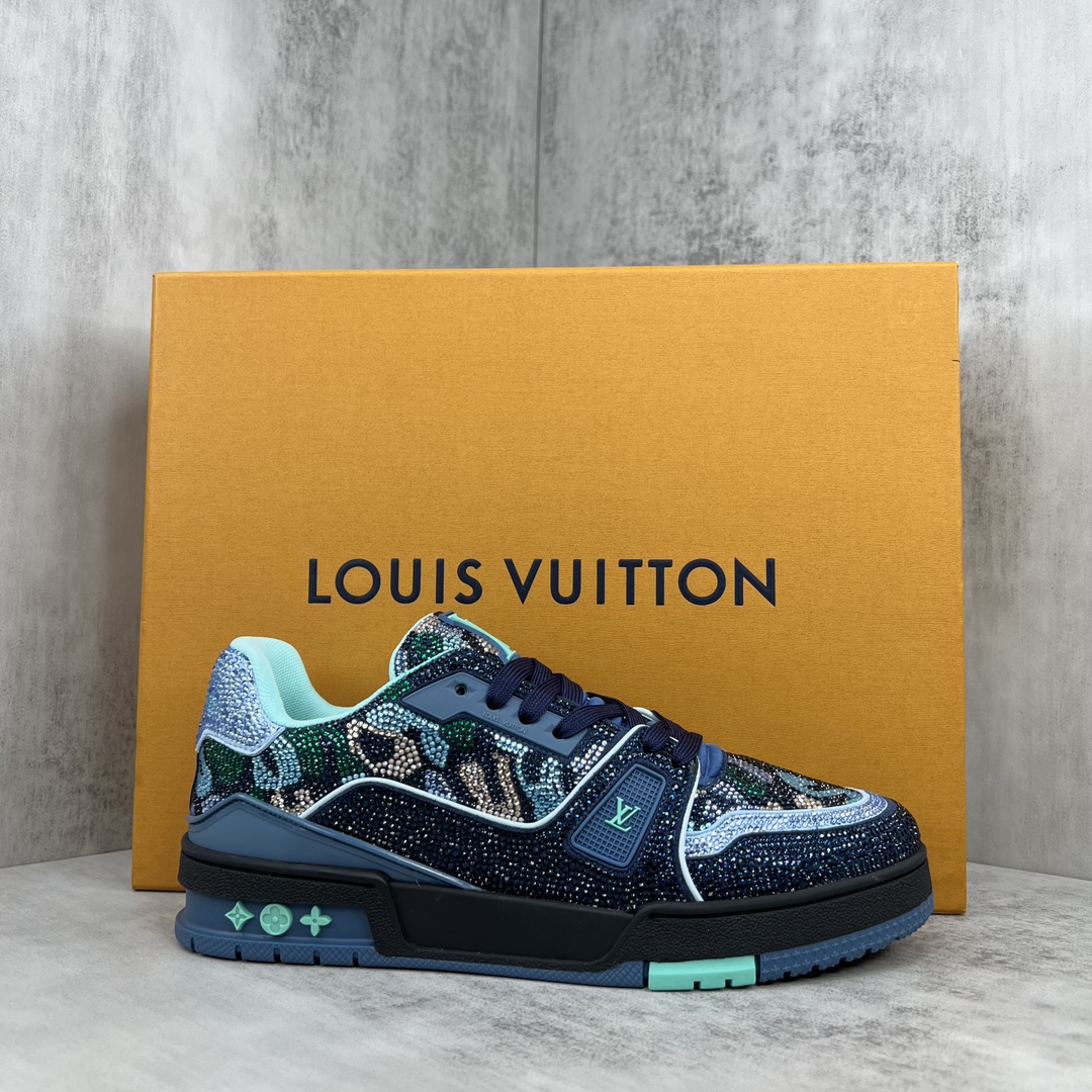 Louis Vuitton 新款上架 2061 Louis*Vuitto* LV trainer 满钻系列 走秀款TRAINER 大底和面料私模 绝对下血本费心思的一款鞋子 自Vifgil到来之后而设计的这一系列 每一季度都深受众多粉丝的青睐 TPU 大底 包装