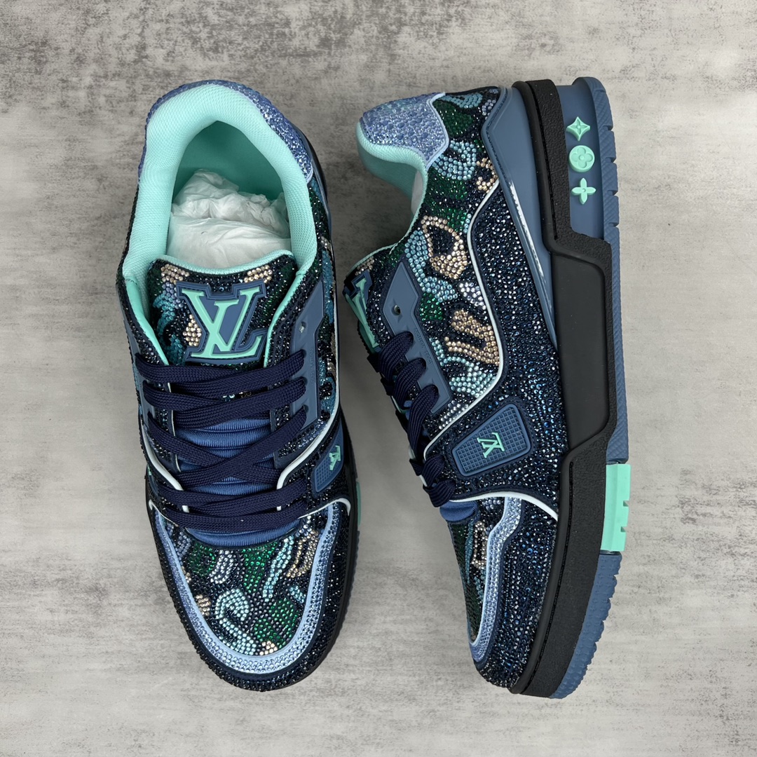 Louis Vuitton 新款上架 2061 Louis*Vuitto* LV trainer 满钻系列 走秀款TRAINER 大底和面料私模 绝对下血本费心思的一款鞋子 自Vifgil到来之后而设计的这一系列 每一季度都深受众多粉丝的青睐 TPU 大底 包装