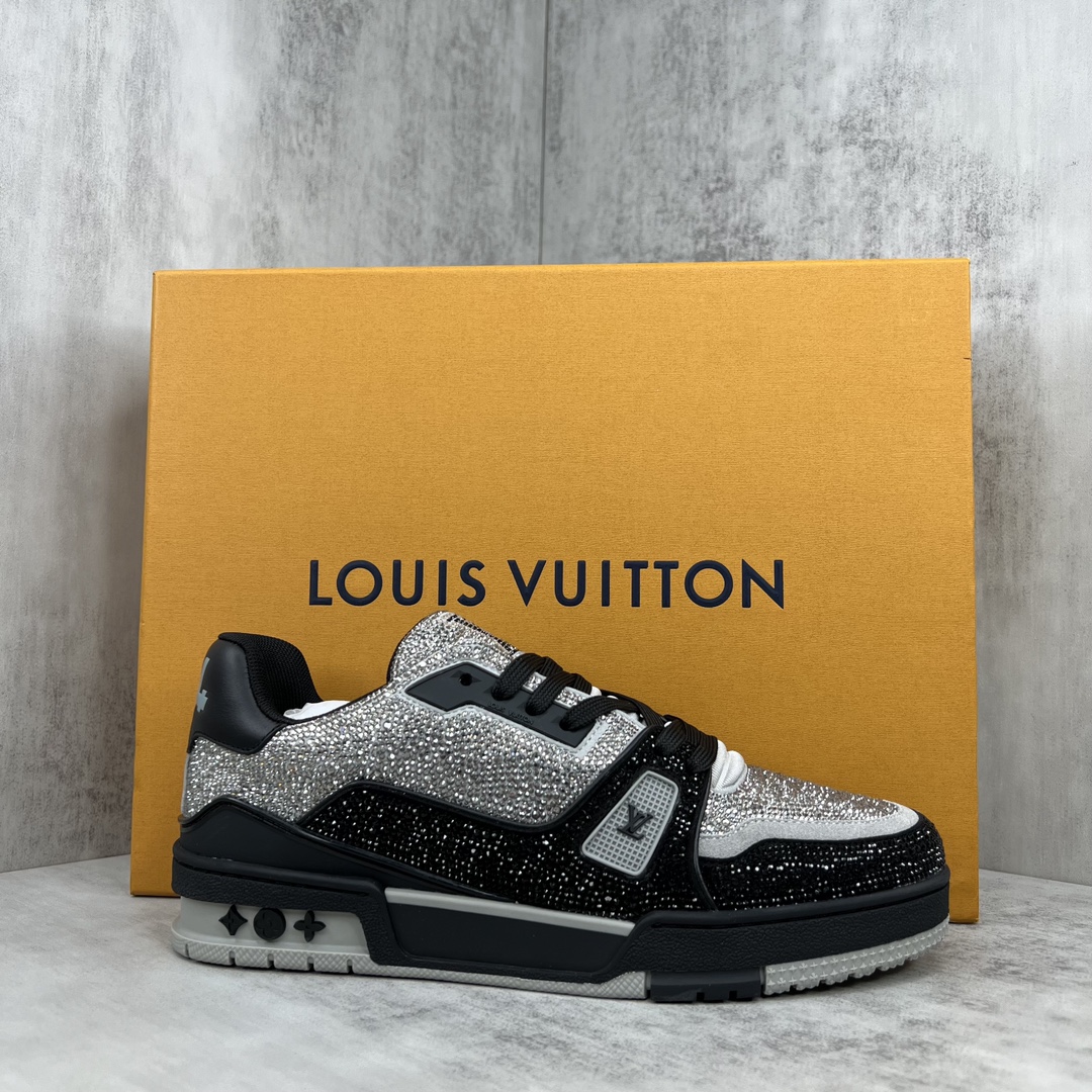 Louis Vuitton 新款上架 2061 Louis*Vuitto* LV trainer 满钻系列 走秀款TRAINER 大底和面料私模 绝对下血本费心思的一款鞋子 自Vifgil到来之后而设计的这一系列 每一季度都深受众多粉丝的青睐 TPU 大底 包装