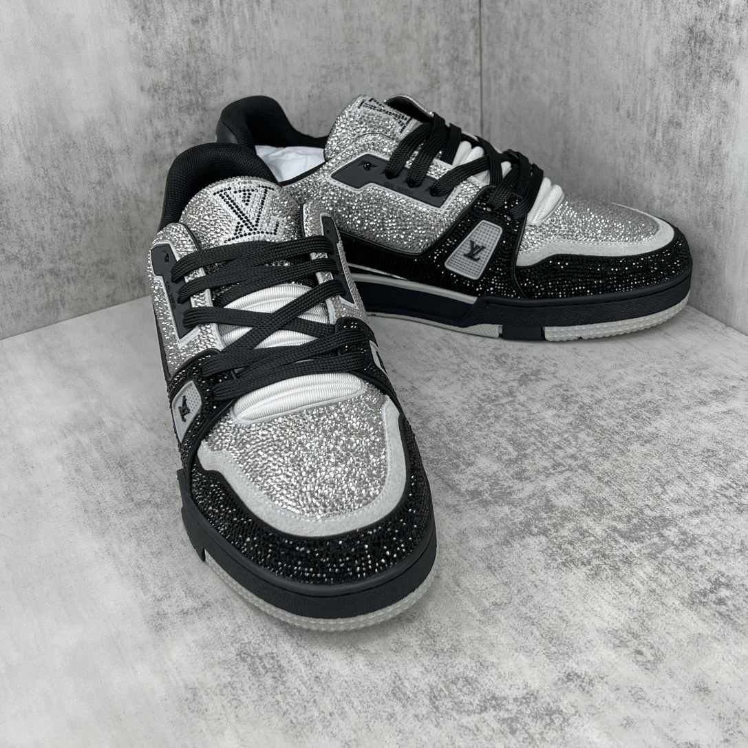 Louis Vuitton 新款上架 2061 Louis*Vuitto* LV trainer 满钻系列 走秀款TRAINER 大底和面料私模 绝对下血本费心思的一款鞋子 自Vifgil到来之后而设计的这一系列 每一季度都深受众多粉丝的青睐 TPU 大底 包装