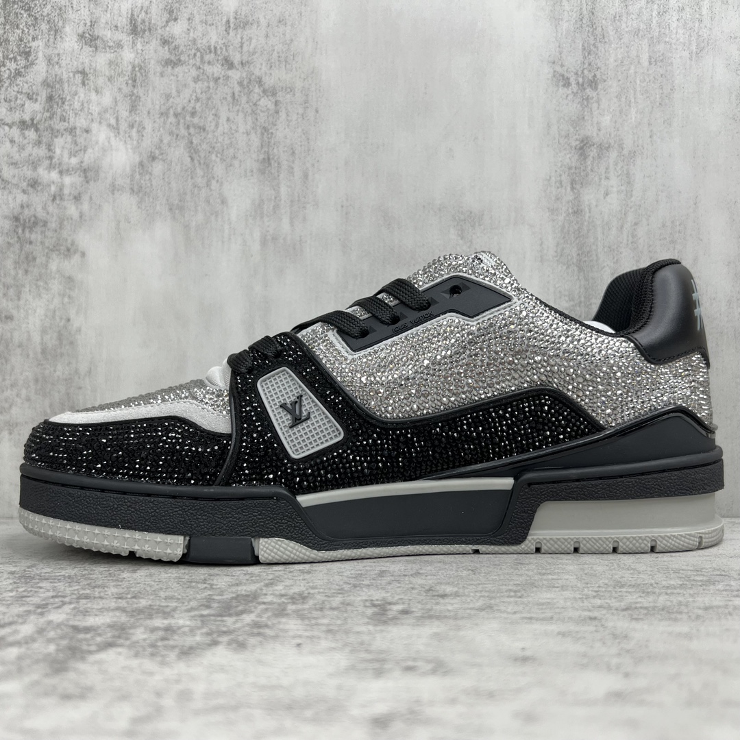 Louis Vuitton 新款上架 2061 Louis*Vuitto* LV trainer 满钻系列 走秀款TRAINER 大底和面料私模 绝对下血本费心思的一款鞋子 自Vifgil到来之后而设计的这一系列 每一季度都深受众多粉丝的青睐 TPU 大底 包装