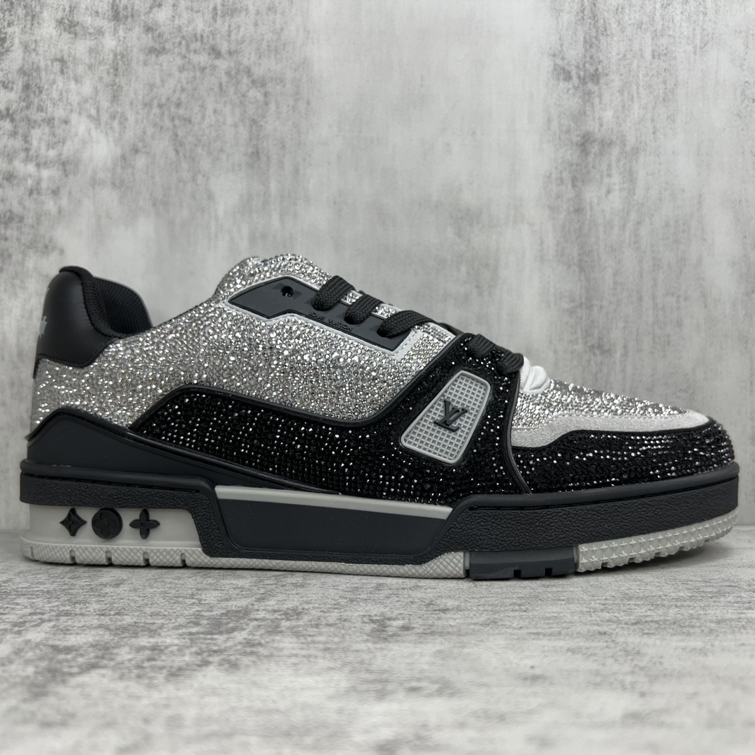 Louis Vuitton 新款上架 2061 Louis*Vuitto* LV trainer 满钻系列 走秀款TRAINER 大底和面料私模 绝对下血本费心思的一款鞋子 自Vifgil到来之后而设计的这一系列 每一季度都深受众多粉丝的青睐 TPU 大底 包装