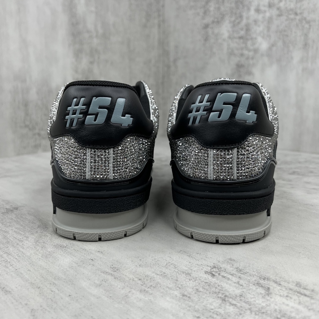 Louis Vuitton 新款上架 2061 Louis*Vuitto* LV trainer 满钻系列 走秀款TRAINER 大底和面料私模 绝对下血本费心思的一款鞋子 自Vifgil到来之后而设计的这一系列 每一季度都深受众多粉丝的青睐 TPU 大底 包装