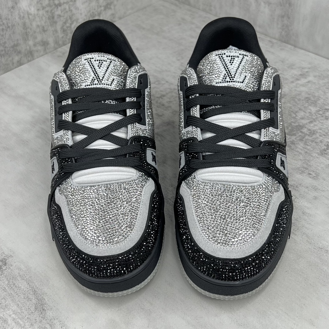 Louis Vuitton 新款上架 2061 Louis*Vuitto* LV trainer 满钻系列 走秀款TRAINER 大底和面料私模 绝对下血本费心思的一款鞋子 自Vifgil到来之后而设计的这一系列 每一季度都深受众多粉丝的青睐 TPU 大底 包装