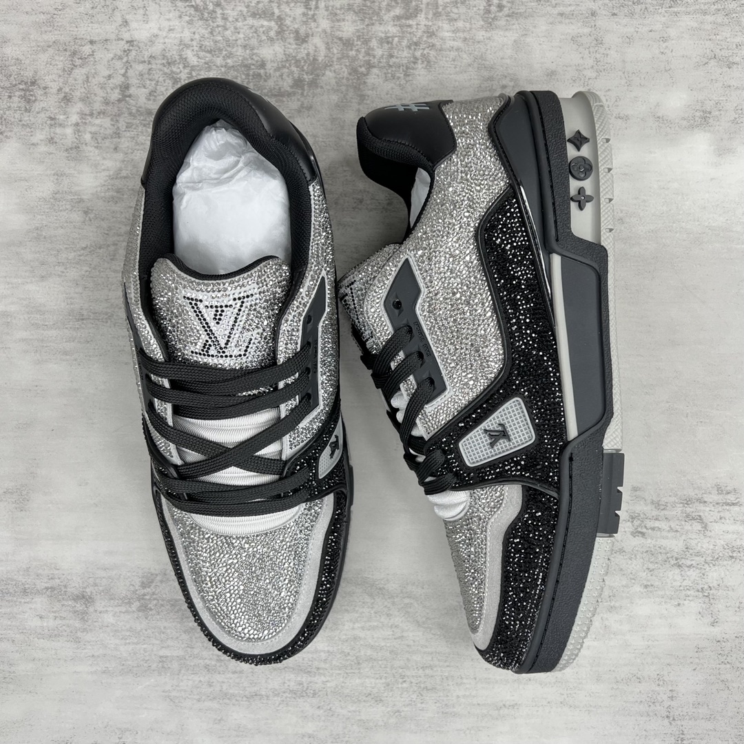 Louis Vuitton 新款上架 2061 Louis*Vuitto* LV trainer 满钻系列 走秀款TRAINER 大底和面料私模 绝对下血本费心思的一款鞋子 自Vifgil到来之后而设计的这一系列 每一季度都深受众多粉丝的青睐 TPU 大底 包装