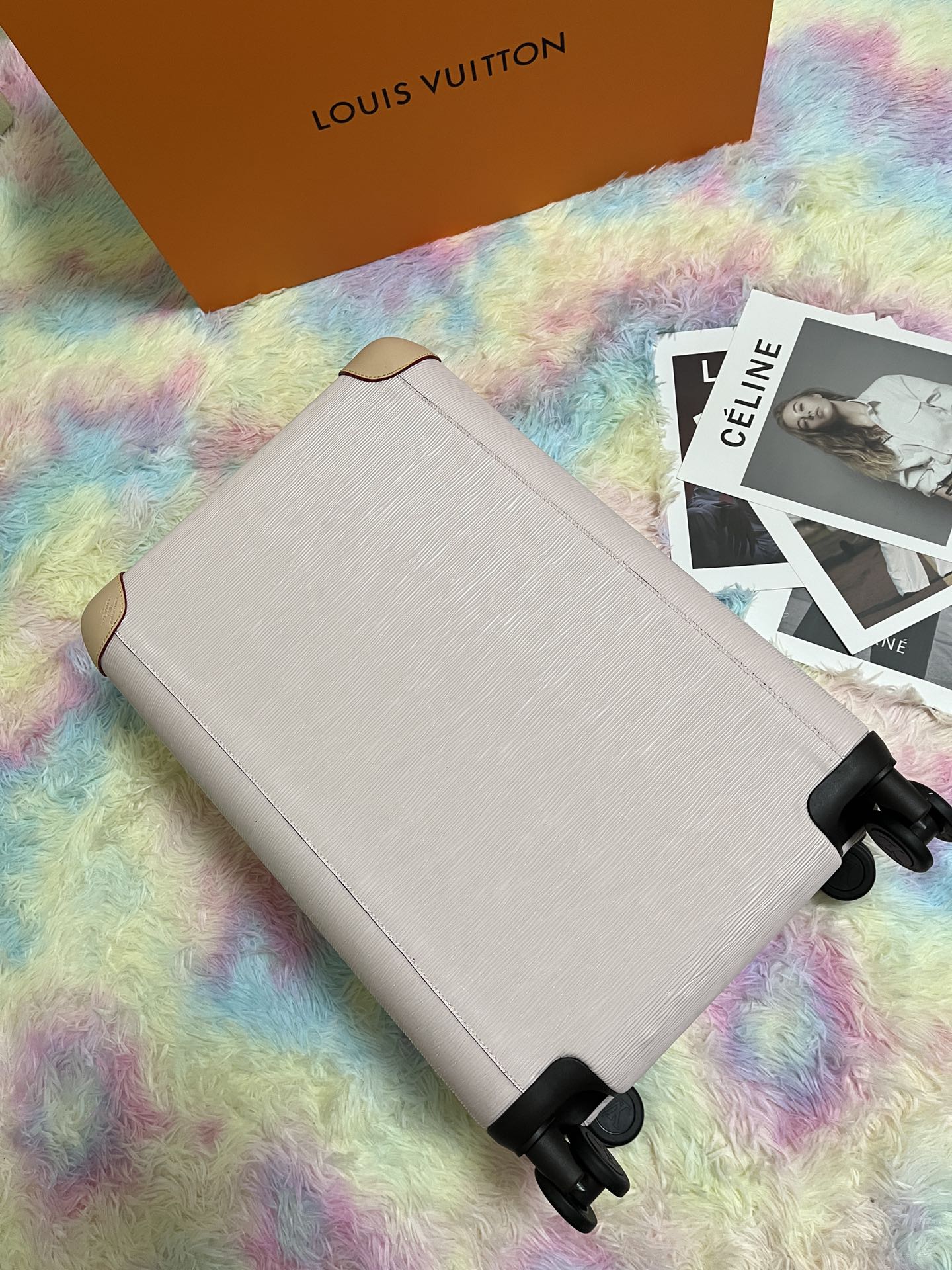 NO:269827,L.V trolley suitcase high-end goods, color-changing leather, customs lock, universal wheel, aluminum wide trolley, fashionable and atmospheric, Fan Bingbing, Li Chen, Wu Xiubo, big cousin, Jing Boran’s star style!  He is always the symbol of identity!  Series Classic Water Ripples Series Color Pink Blue Orange Black Red Size 20-inch boarding case,19860909L.V拉杆箱旅行箱高端货,变色皮,海关锁,万向轮,铝制宽拉杆时尚大气,范冰冰,李晨,吴秀波,大表姐,井柏然明星同款！总有他就是身份的象征！ 系列经典水波纹系列 颜色粉色 蓝色 橘色 黑色 红色 尺寸20寸登机箱,,luggage