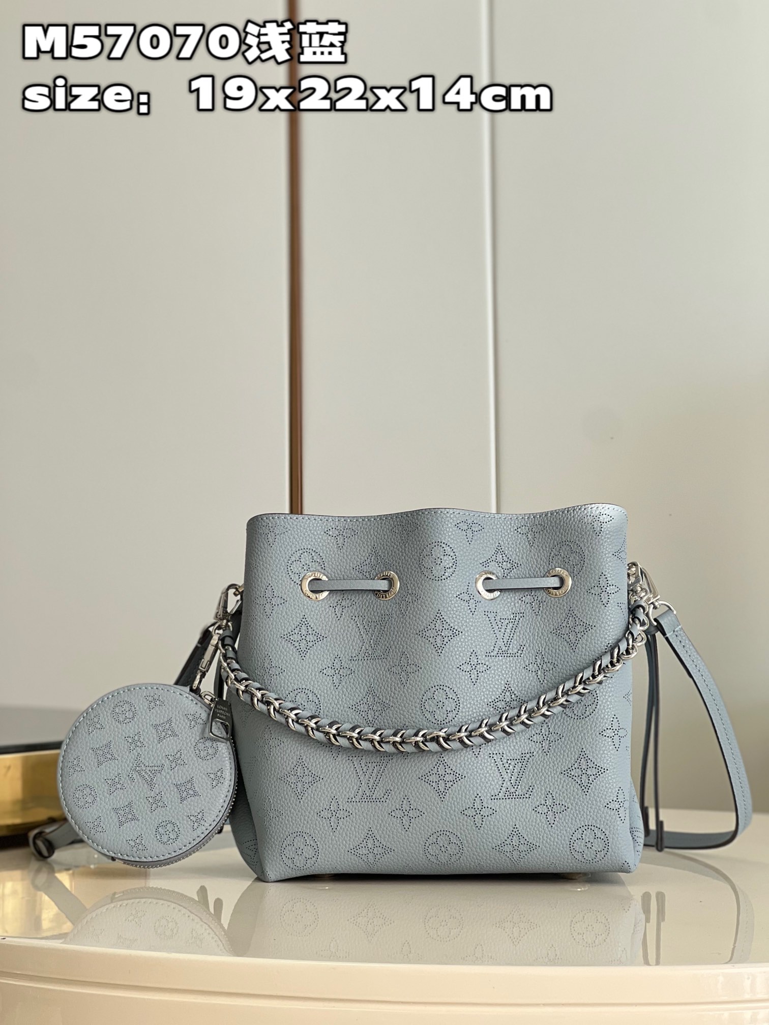 NO:399530,【Exclusive real photo M57070 light blue】M21144 This Bella handbag is made of carpet perforated cowhide leather, which shines in the light texture. The drawstring is closed to the bucket configuration, the chain and leather braid handle are convenient for carrying and elbows. The removable and adjustable shoulder straps add a choice of shoulder and crossbody, and a removable round coin wallet. Size19 x 22 x 14 cm (length x height x width) J.,LV [original leather],louis vuitton,wallets,cowhide19860909【独家实拍 M57070浅蓝】M21144 本款 Bella 手袋选用镂花穿孔牛皮革,在轻盈质感中闪耀金属莹泽.抽绳收拢水桶构型,链条和皮革编织手柄方便手提和肘挎,可拆卸并调节的肩带增添肩背和斜挎选择,搭配可拆卸圆形零钱包.size19 x 22 x 14 厘米 (长度 x 高 x 宽) J.,LV【原厂皮】,louis vuitton,wallets,cowhide,Bag