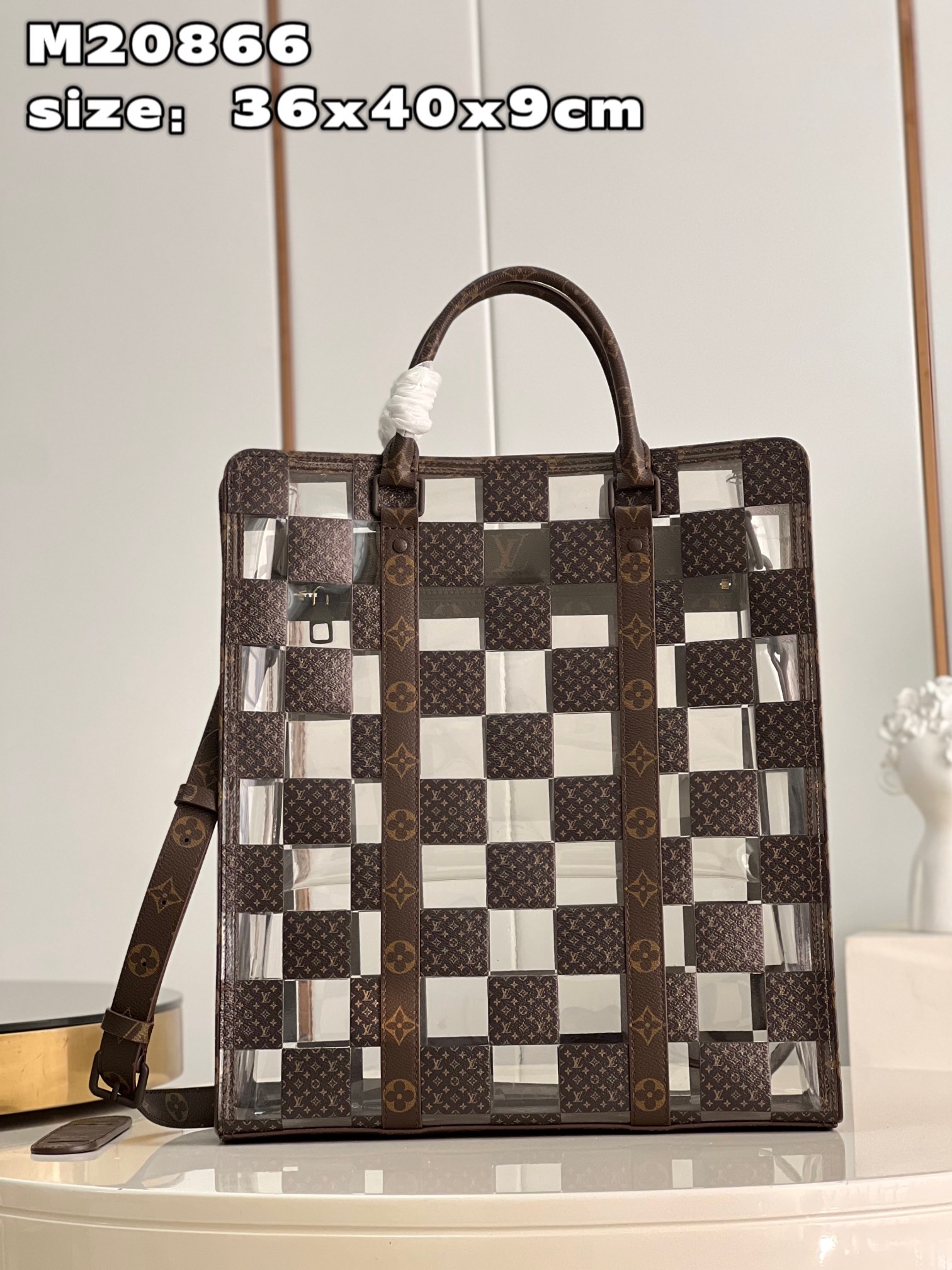 NO:399539,【Exclusive real shot M20866】 In autumn and winter, Sac Plat handbags are added to the Monogram Chess world created by designer Virgil Abloh. Monogram canvas and transparent polyvinyl chloride fibers are made of plaids to show the modern performance of traditional Damier patterns. Enough space is matched with dual handles and removable shoulder straps. Size 36 x 40 x 9 cm (length x height x width) Z.1000 [warm reminder This model is too big and does not match the packaging], LV [original leather], louis vuitton19860909【独家实拍 M20866】 秋冬季,Sac Plat 手袋加入设计师 Virgil Abloh 创想的 Monogram Chess 世界.Monogram 帆布和透明聚氯乙烯纤维拼出格纹,展现传统 Damier 图案的摩登迭演.充裕空间搭配双手柄和可拆卸肩带.尺寸36 x 40 x 9 厘米 (长度 x 高 x 宽) Z.1000【温馨提示 此款太大不配包装】,LV【原厂皮】,louis vuitton,Bag