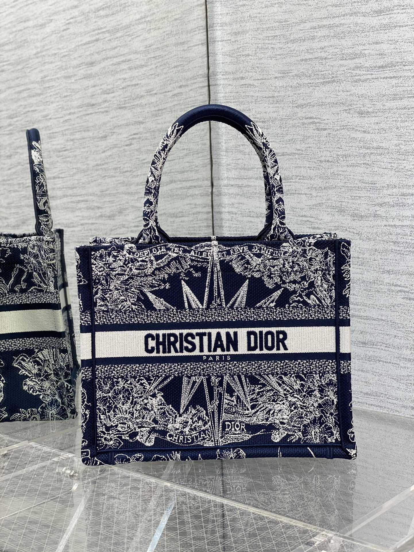 Dior Book Tote вышитая сумка-тоут с буквами