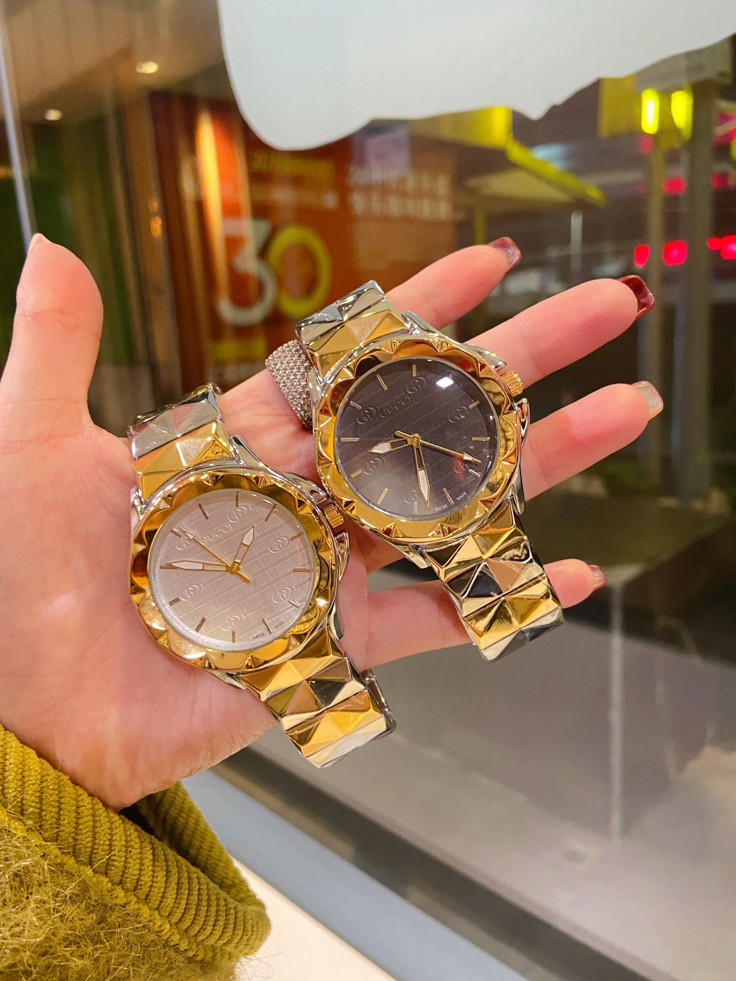 Luxurious Zenium Watch by GUCCI with Steel Shell and Silver Tiara Surface - 图片 7