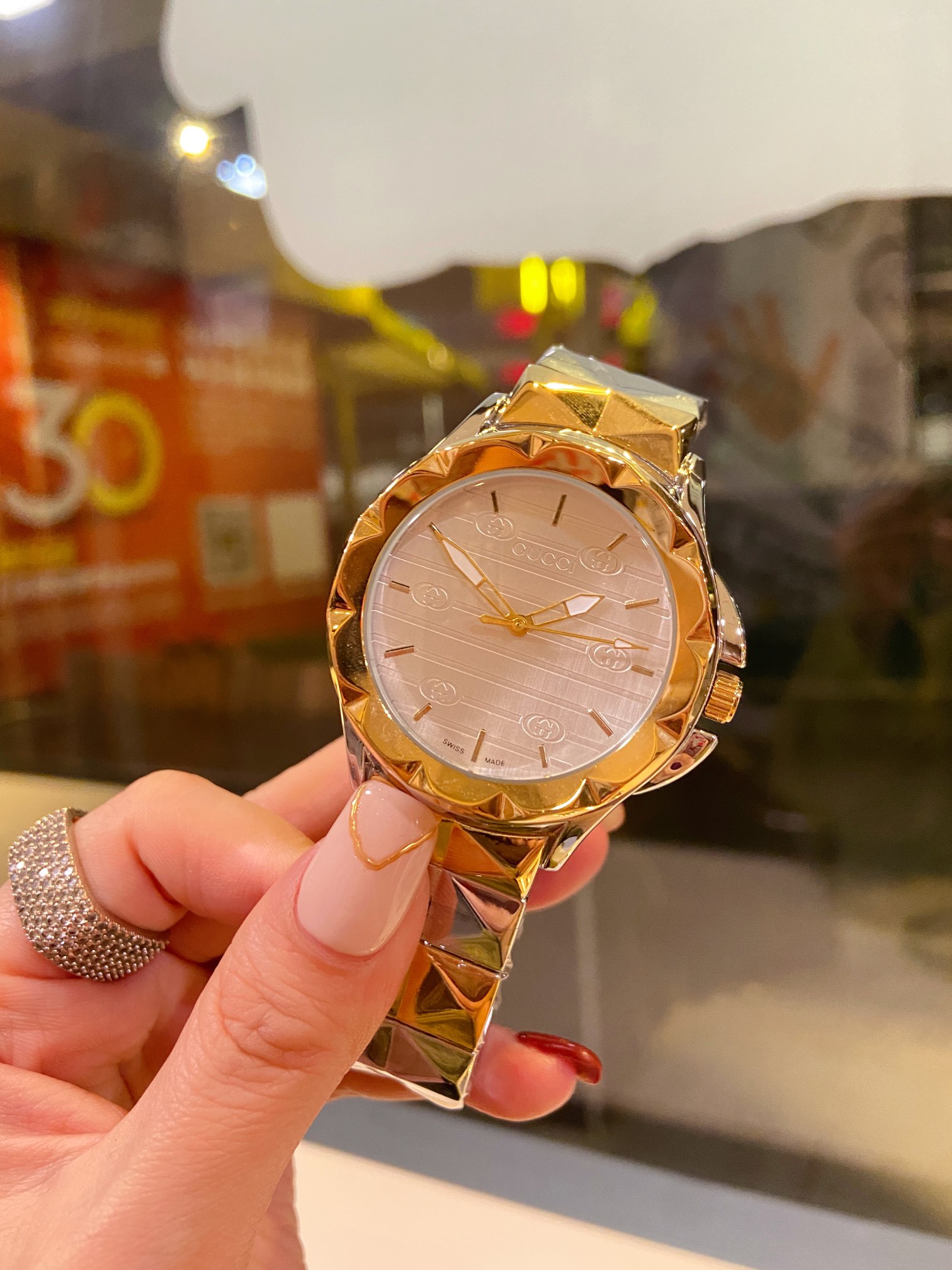 Luxurious Zenium Watch by GUCCI with Steel Shell and Silver Tiara Surface - 图片 5