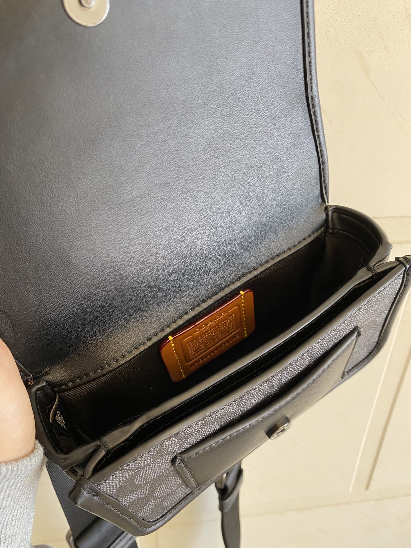 Coach coach蔻驰C2602新款男包charter手机包 单肩斜挎包腰包胸包 标志涂层帆布和精制小牛皮