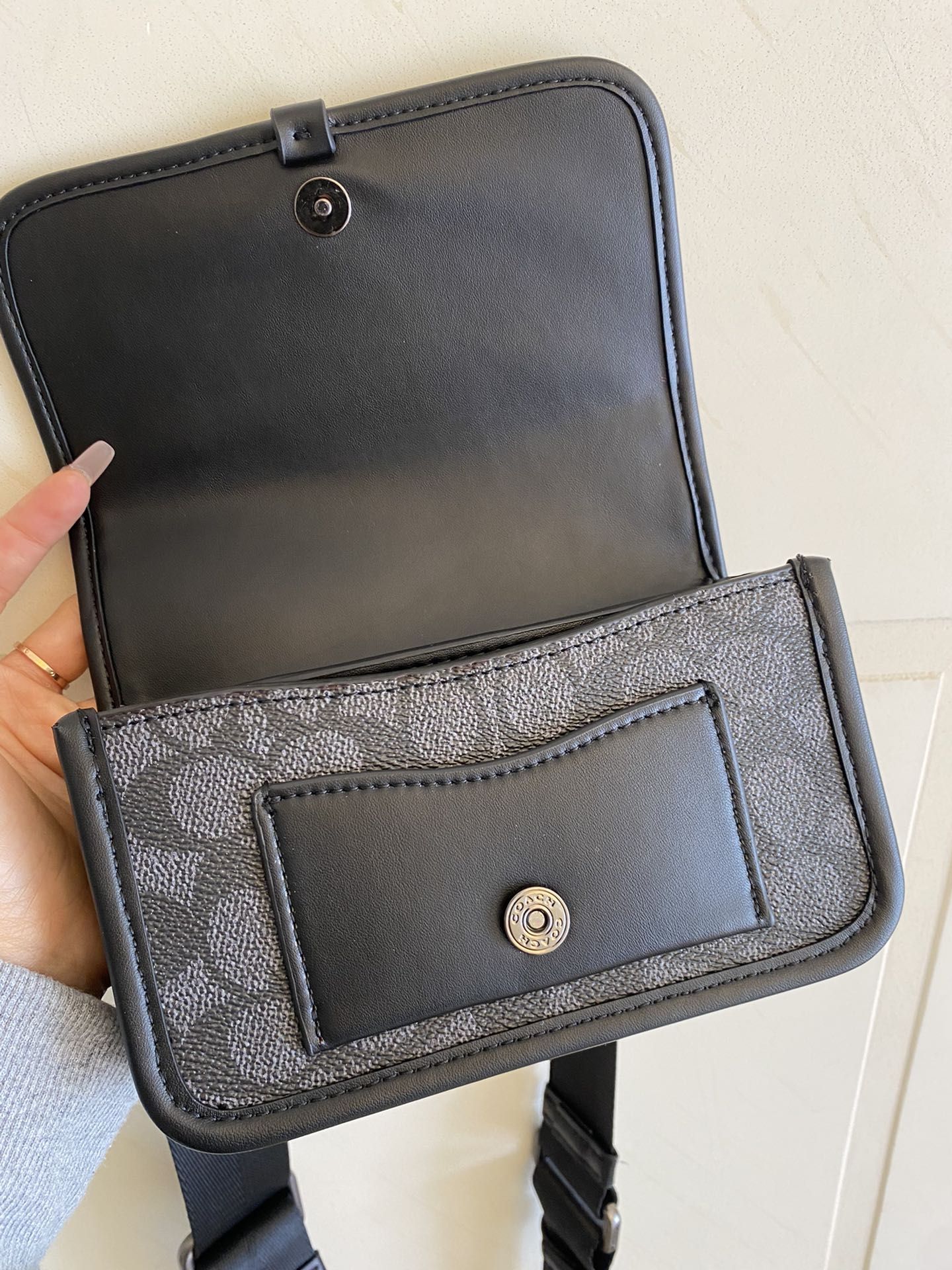 Coach coach蔻驰C2602新款男包charter手机包 单肩斜挎包腰包胸包 标志涂层帆布和精制小牛皮