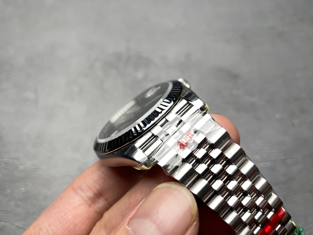 GS不忘初心，坚守品质。历经反复锤炼打造出劳力士41MM标志性的日志型系列腕表