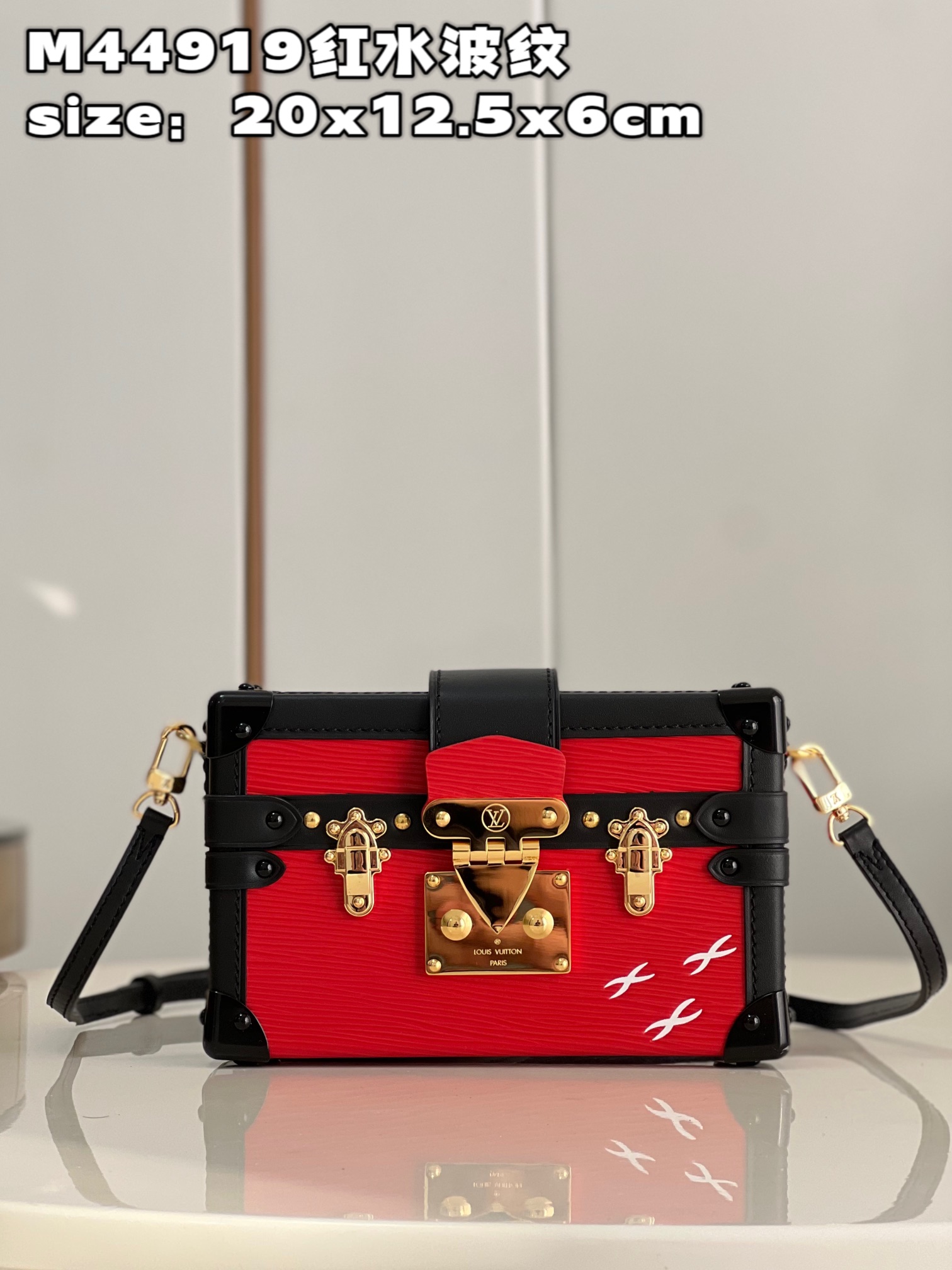 NO:399547,【Exclusive real photo M44919 Red Water Ripples】 New feedback From the bag body shape to the iconic S-lock lock and polished metal parts, the etite Malle handbag presents the Louis Vuitton box-making heritage. This handbag is made of the iconic Ei leather, equipped with smooth cowhide and sheepskin lining, and the inside of the bag is printed with classic Malletage patterns. The well-made 'pocket hard box' can be used as a clutch or cross-body with adjustable shoulder straps, and is made from a day and night companion. size20x12.5x6cm Reward price xg.699 Reject bargaining, LV [original leather], louis vuitton, louis vuitton, handbag, cowhide, sheepskin19860909【独家实拍 M44919红水波纹】全新回馈 从包身造型到标志性的 S-lock 锁扣与抛光金属件,etite Malle 手袋呈现路易威登的制箱传承.此款手袋以标志性的 Ei 皮革裁制而成,配有光滑牛皮革饰边与羊皮革内衬,包身内侧印有经典 Malletage 花纹.做工精良的“袖珍硬箱”,既可作为手拿包,也可通过可调节肩带斜挎,由日入夜的随身伴侣.size20x12.5x6cm 回馈价xg.699 拒绝议价,LV【原厂皮】,louis vuitton,louis vuitton,handbag,cowhide,sheepskin,Bag