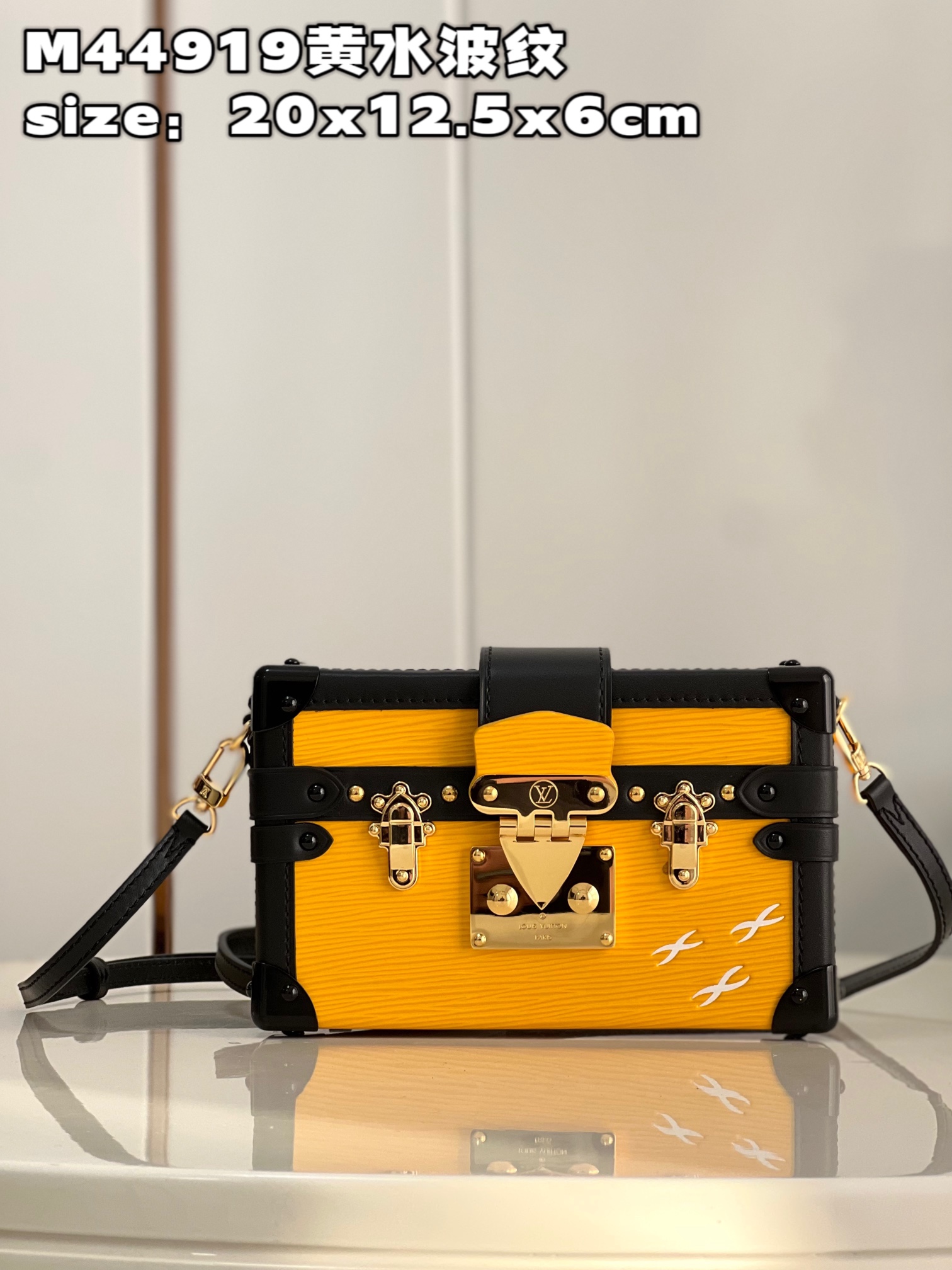 NO:399549,【Exclusive real photo M44919 Yellow Water Ripples】M59179 New Reward From the bag body shape to the iconic S-lock lock and polished metal parts, the etite Malle handbag presents the Louis Vuitton box-making heritage. This handbag is made of the iconic Ei leather, equipped with smooth cowhide and sheepskin lining, and the inside of the bag is printed with classic Malletage patterns. The well-made 'pocket hard box' can be used as a clutch or cross-body with adjustable shoulder straps, and is a day and night companion. size20x12.5x6cm Reward price xg.699 Reject bargaining, LV [original leather], louis vuitton, louis vuitton, handbag, cowhide, sheepskin19860909【独家实拍 M44919黄水波纹】M59179 全新回馈 从包身造型到标志性的 S-lock 锁扣与抛光金属件,etite Malle 手袋呈现路易威登的制箱传承.此款手袋以标志性的 Ei 皮革裁制而成,配有光滑牛皮革饰边与羊皮革内衬,包身内侧印有经典 Malletage 花纹.做工精良的“袖珍硬箱”,既可作为手拿包,也可通过可调节肩带斜挎,由日入夜的随身伴侣.size20x12.5x6cm 回馈价xg.699 拒绝议价,LV【原厂皮】,louis vuitton,louis vuitton,handbag,cowhide,sheepskin,Bag