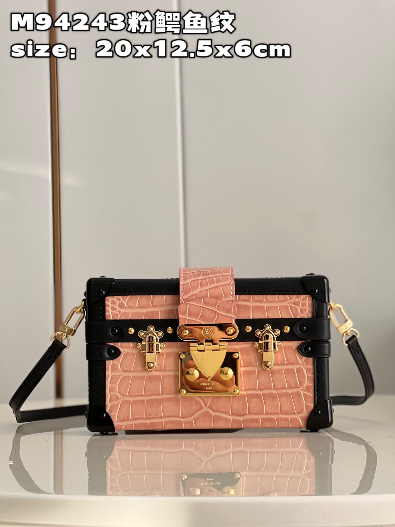 NO:399553,[Exclusive real photo M94243 pink crocodile pattern]] New feedback This etite Malle handbag is made by Nicolas Ghesquière. It uses gorgeous crocodile leather to create a 'small hard box' configuration, continuing the brand box heritage, suitable for every day and night. size20x12.5x6cm Reward price xg.749 Reject bargaining, LV [original leather], louis vuitton, crocodile skin19860909【独家实拍 M94243粉鳄鱼纹】】全新回馈 本款 etite Malle 手袋出自 Nicolas Ghesquière 之手,以华美鳄鱼皮革塑造“小硬箱”构型,延续品牌制箱传承,昼夜场合皆宜.size20x12.5x6cm 回馈价xg.749 拒绝议价,LV【原厂皮】,louis vuitton,crocodile skin,Bag