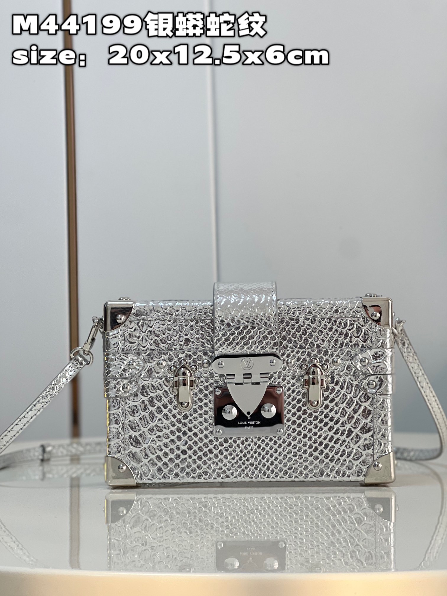 NO:399538,[Exclusive real photo M44199 silver python pattern]] New feedback This etite Malle handbag is made by Nicolas Ghesquière. It uses gorgeous python leather to create a 'small hard box' configuration, continuing the brand box heritage, suitable for every day and night. size20x12.5x6cm Reward price xg.749 Reject bargaining, LV [original leather], louis vuitton, snakeskin19860909【独家实拍 M44199银蟒蛇纹】】全新回馈 本款 etite Malle 手袋出自 Nicolas Ghesquière 之手,以华美蟒蛇皮革塑造“小硬箱”构型,延续品牌制箱传承,昼夜场合皆宜.size20x12.5x6cm 回馈价xg.749 拒绝议价,LV【原厂皮】,louis vuitton,snakeskin,Bag