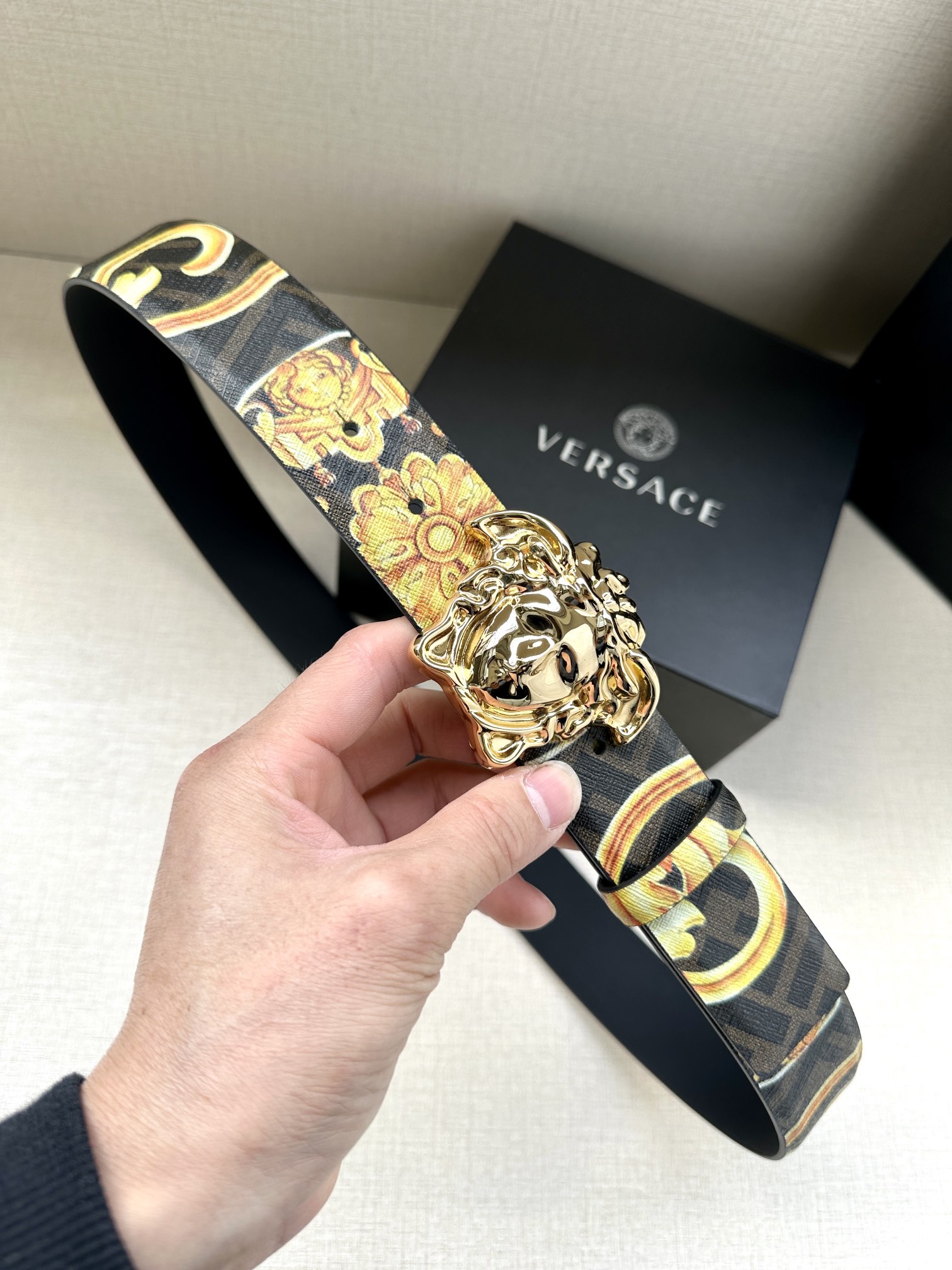 宽度3.8cmVERSACE/FENDI标志造型宽皮带联名钉扣式美人头扣范思哲原版进3D打印花绘印有浮雕