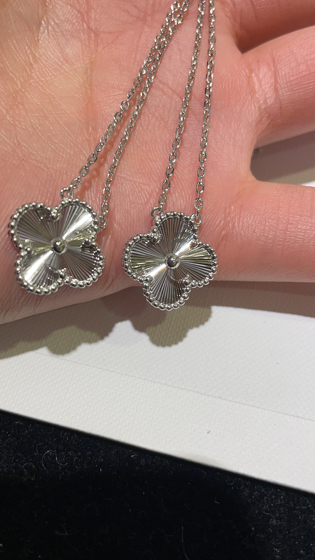 NO:633714,The details are enlarged to see the engravings clearly. The laser pattern is simply stunning. 88240, Cardia high-end jewelry19860909细节放大看刻字清晰 镭射花纹简直闪爆了 一眼惊艳,88240,,卡迪亚高端饰品,Jewelry