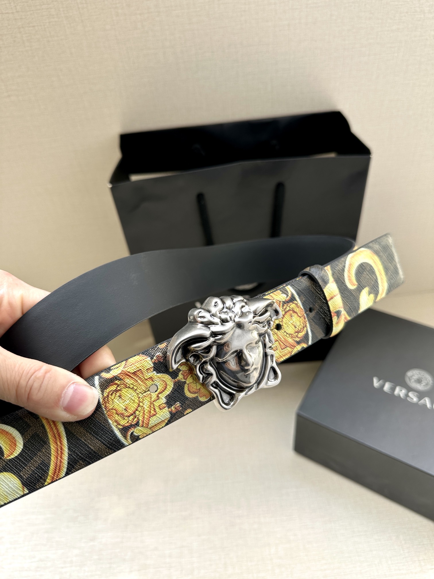 宽度3.8cmVERSACE/FENDI标志造型宽皮带联名钉扣式美人头扣范思哲原版进3D打印花绘印有浮雕