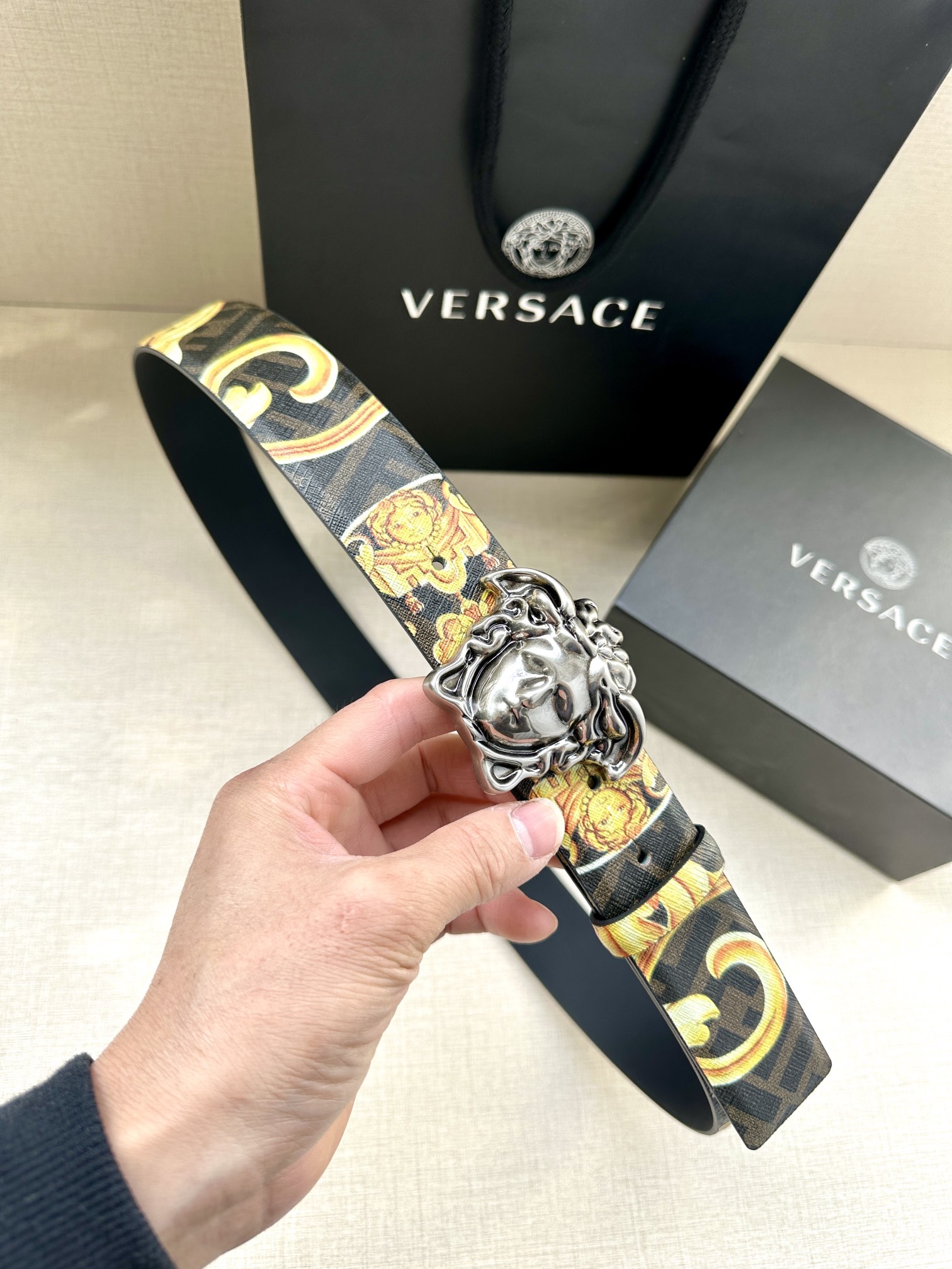 宽度3.8cmVERSACE/FENDI标志造型宽皮带联名钉扣式美人头扣范思哲原版进3D打印花绘印有浮雕