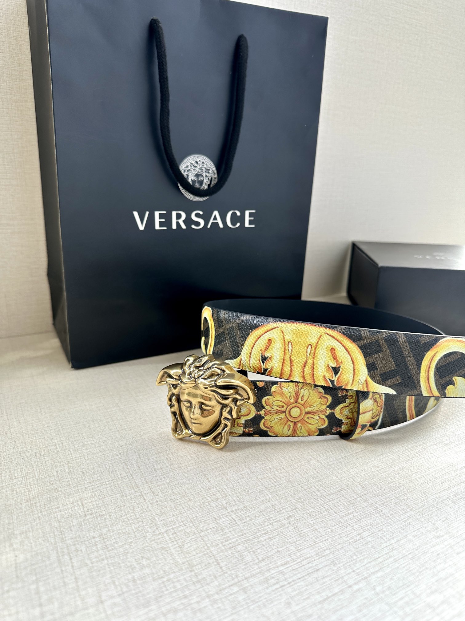 宽度3.8cmVERSACE/FENDI标志造型宽皮带联名钉扣式美人头扣范思哲原版进3D打印花绘印有浮雕