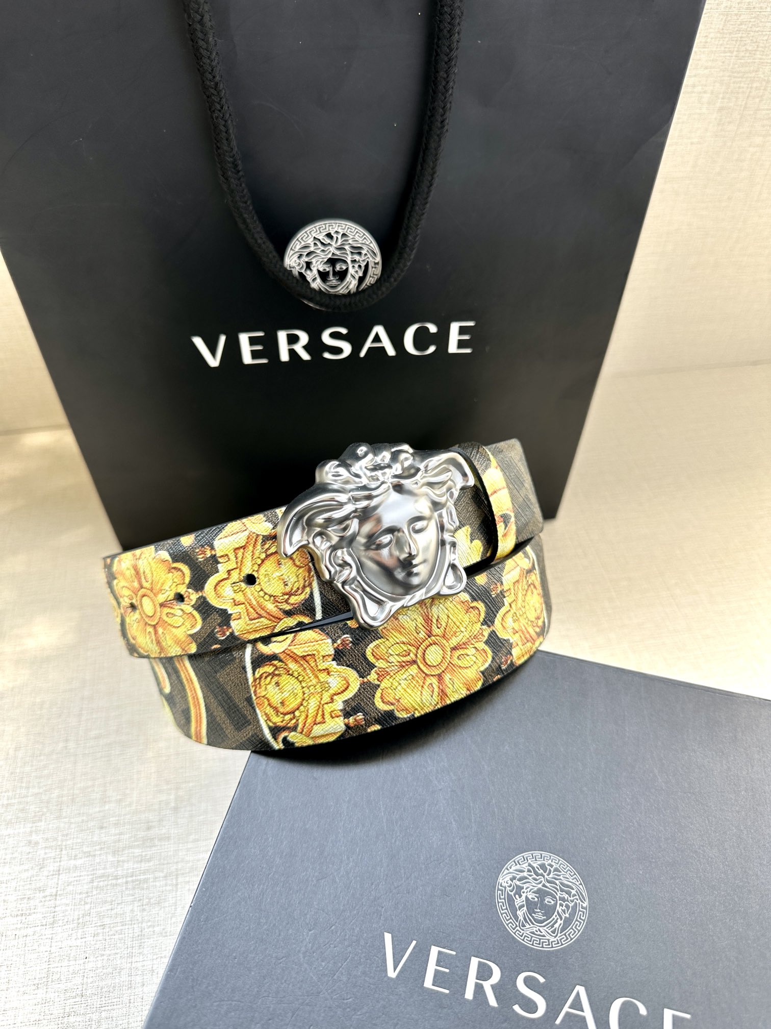 宽度3.8cmVERSACE/FENDI标志造型宽皮带联名钉扣式美人头扣范思哲原版进3D打印花绘印有浮雕