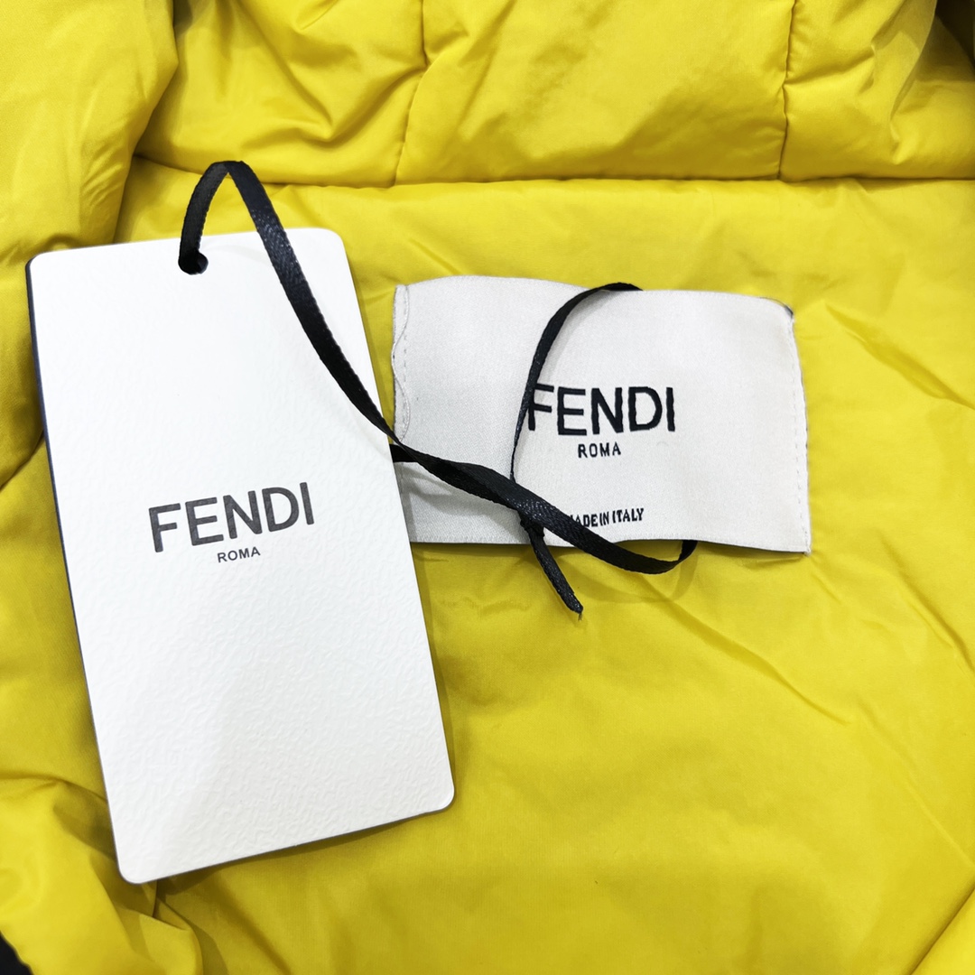 400 FENDI /芬迪 22FW 小怪兽胶皮眼睛连帽棉服外套