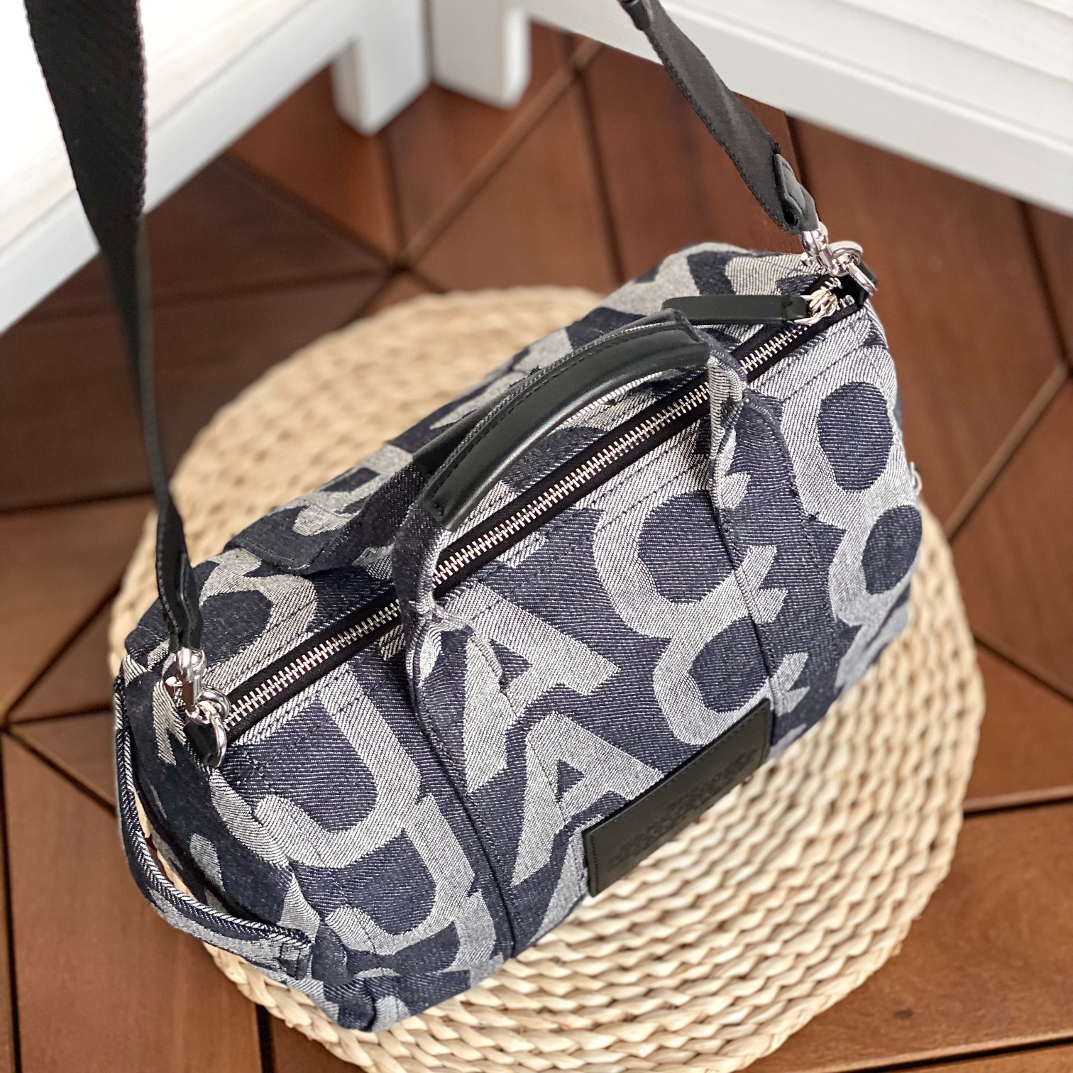 Marc Jacobs 提花针织大字母LoGo 秋冬款，拼牛皮 肩带可拆卸可调节长短 三码合一 代购可入 尺寸：31*24*18cm