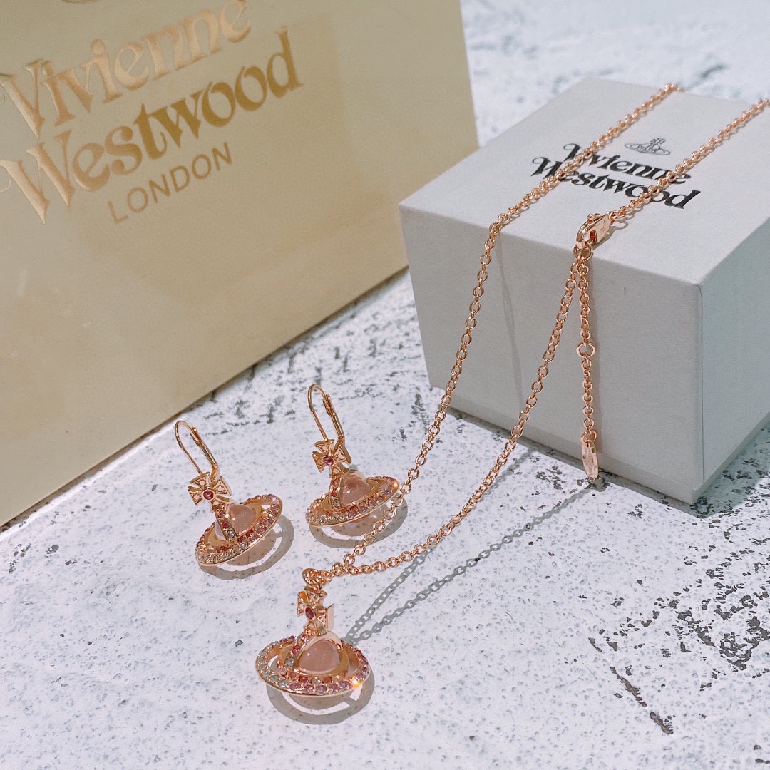 NO:103434,vivienne westwood Queen Mother Vivian Saturn Earring Necklace!  British fashion designer, mother of punk in fashion!  Fashionable and trendy style, powerful quality, super beautiful design!  The simple and elegant embroidery logo is exquisite. There is no need to worry about not looking good because of the new design of classic elements!  The perfect choice for gifts, fully showing the personality style. The quality is very high, the whole jewelry gives people a big brand aura and is very exquisite, making the whole person's level improves several levels, definitely worth buying, the Queen Mother's Necklace, Queen Mother's Earrings, Necklace19860909vivienne westwood西太后薇薇安土星耳环项链！英国时装设计师,时装的朋克之母！时尚潮流风格,品质强大,超美的设计！简约大气刺绣Logo精致这个款不用担心不好看,因为经典的元素洋气的新设计！赠礼的完美之选,充分展现个性风范.品质非常整个首饰给人大牌气场的同时又非常精致,让整个人的层次提升好几个level绝对值得入手,西太后项链西太后耳钉,earrings,necklace,Jewelry