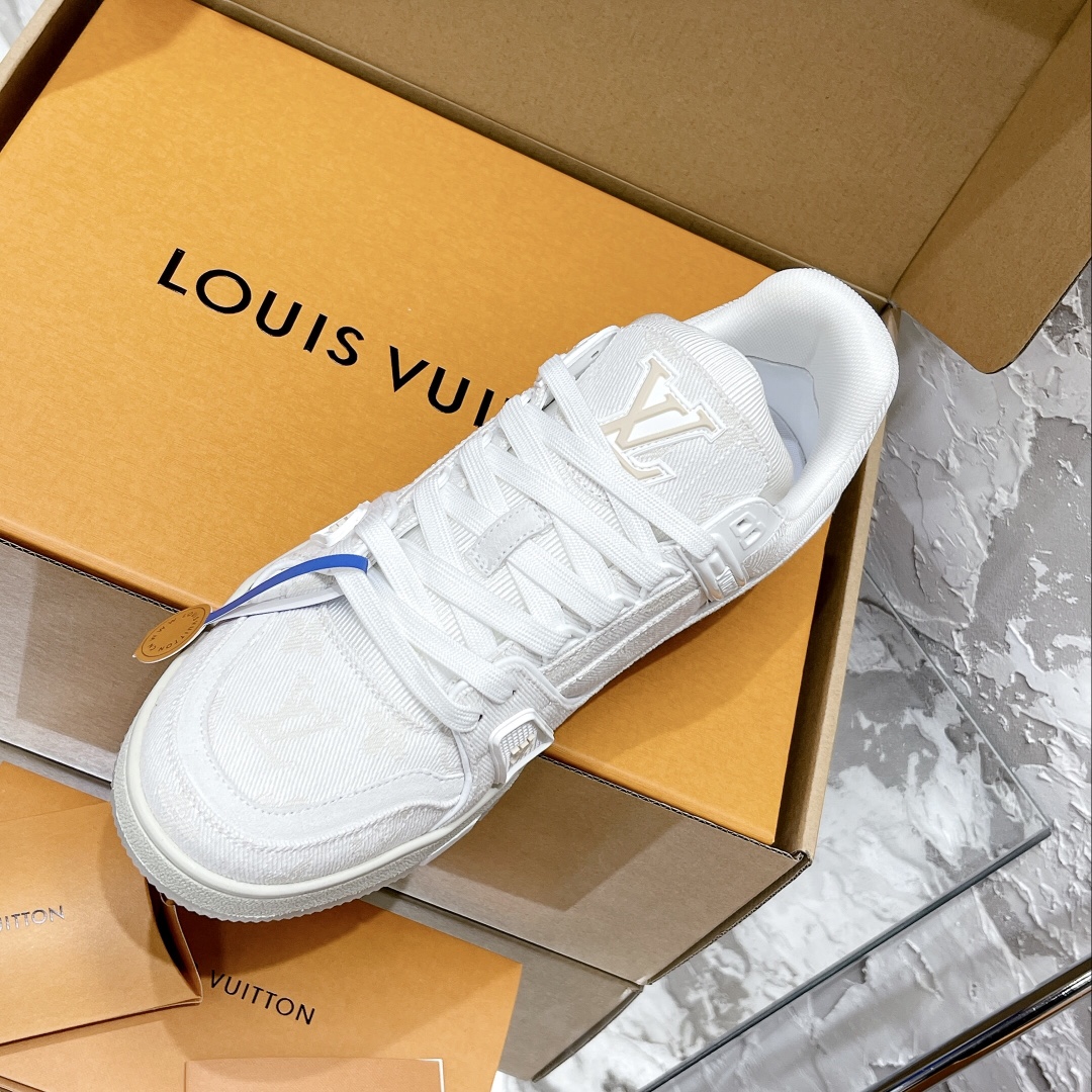 💰430 顶级代购版本 LV trainer "情侣限定系列休闲运动篮球鞋
颜值担当 上脚帅炸，每个颜色都是巨巨巨好看！潮人必备单品🛍
原版订制压纹粒面小牛皮（非市面超纤皮 大家要区分！）对称老花纹水洗牛仔布；所有配件辅料都是按照原版1:1定制的 就连鞋带的配色都是1:1订做。原版一致私模TPU大底。很多心机小设计必须有原版才看得的到做的好，精品就是在于细节！原版一致芯片吊牌 感应直接进入lv 官网😏
代购天花板级别 全套静美飞机盒包装
请认准我家品质‼️
请注意区分市面通货材料！
码数：35-44（男38/45定做不退换）