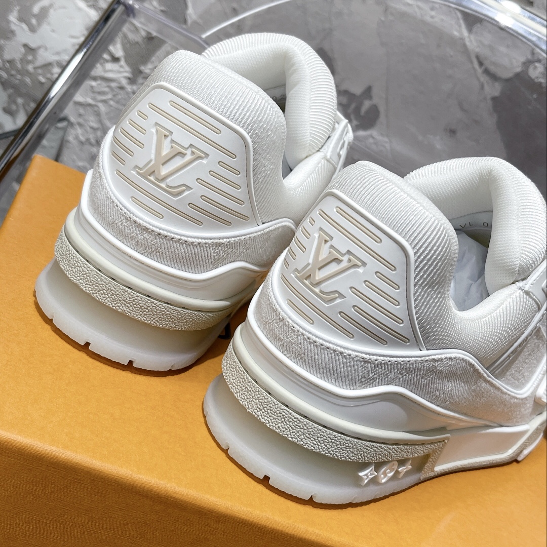 💰430 顶级代购版本 LV trainer "情侣限定系列休闲运动篮球鞋
颜值担当 上脚帅炸，每个颜色都是巨巨巨好看！潮人必备单品🛍
原版订制压纹粒面小牛皮（非市面超纤皮 大家要区分！）对称老花纹水洗牛仔布；所有配件辅料都是按照原版1:1定制的 就连鞋带的配色都是1:1订做。原版一致私模TPU大底。很多心机小设计必须有原版才看得的到做的好，精品就是在于细节！原版一致芯片吊牌 感应直接进入lv 官网😏
代购天花板级别 全套静美飞机盒包装
请认准我家品质‼️
请注意区分市面通货材料！
码数：35-44（男38/45定做不退换）