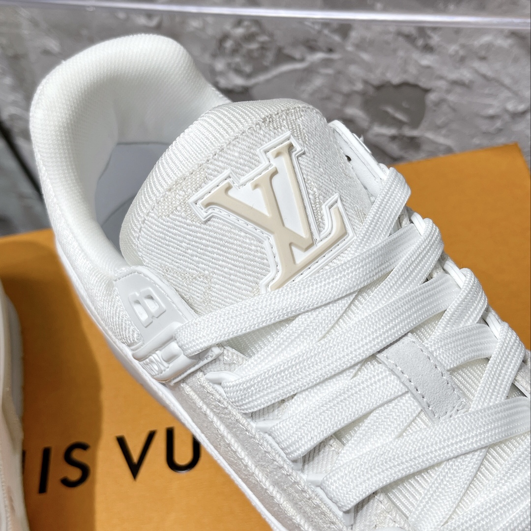 💰430 顶级代购版本 LV trainer "情侣限定系列休闲运动篮球鞋
颜值担当 上脚帅炸，每个颜色都是巨巨巨好看！潮人必备单品🛍
原版订制压纹粒面小牛皮（非市面超纤皮 大家要区分！）对称老花纹水洗牛仔布；所有配件辅料都是按照原版1:1定制的 就连鞋带的配色都是1:1订做。原版一致私模TPU大底。很多心机小设计必须有原版才看得的到做的好，精品就是在于细节！原版一致芯片吊牌 感应直接进入lv 官网😏
代购天花板级别 全套静美飞机盒包装
请认准我家品质‼️
请注意区分市面通货材料！
码数：35-44（男38/45定做不退换）