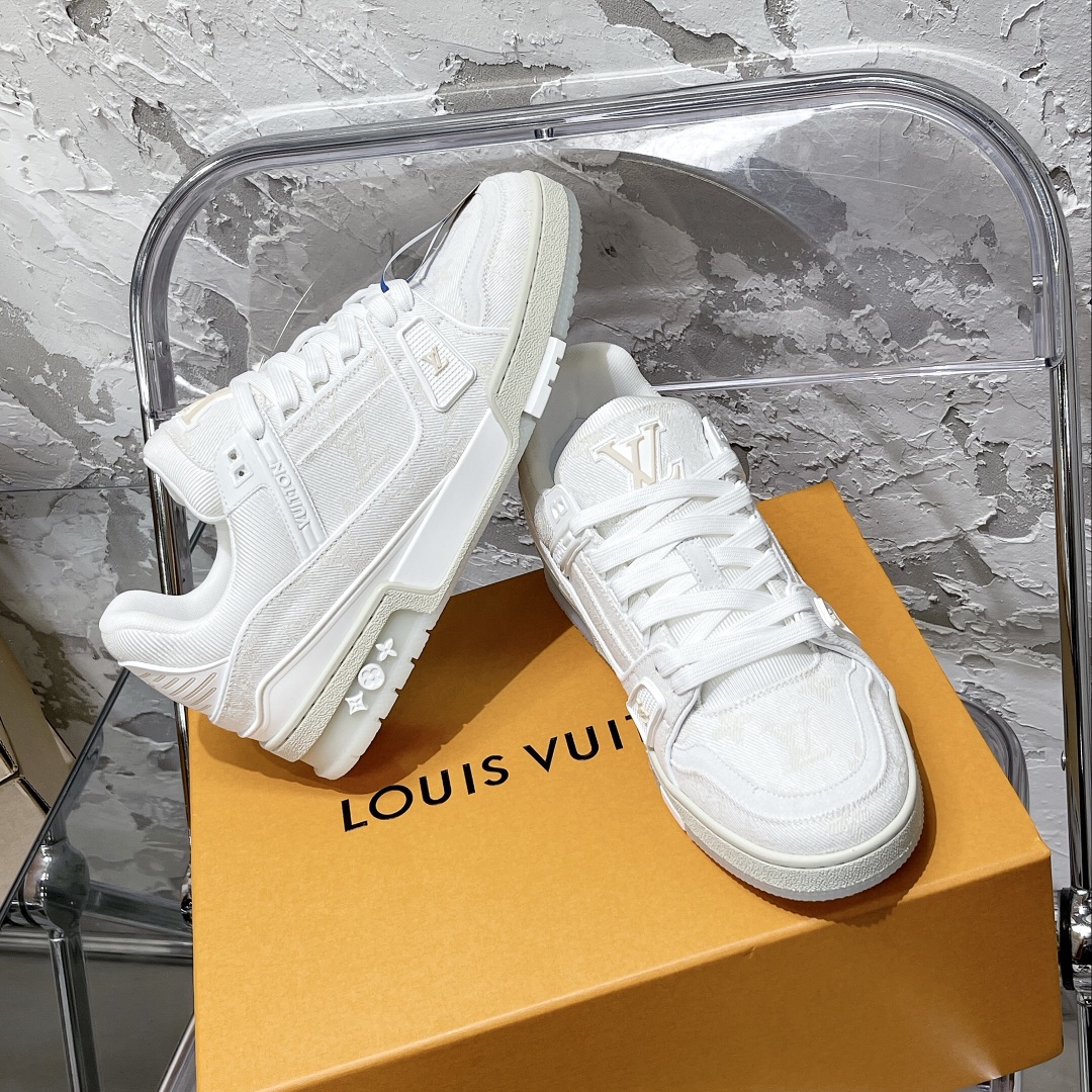 💰430 顶级代购版本 LV trainer "情侣限定系列休闲运动篮球鞋
颜值担当 上脚帅炸，每个颜色都是巨巨巨好看！潮人必备单品🛍
原版订制压纹粒面小牛皮（非市面超纤皮 大家要区分！）对称老花纹水洗牛仔布；所有配件辅料都是按照原版1:1定制的 就连鞋带的配色都是1:1订做。原版一致私模TPU大底。很多心机小设计必须有原版才看得的到做的好，精品就是在于细节！原版一致芯片吊牌 感应直接进入lv 官网😏
代购天花板级别 全套静美飞机盒包装
请认准我家品质‼️
请注意区分市面通货材料！
码数：35-44（男38/45定做不退换）