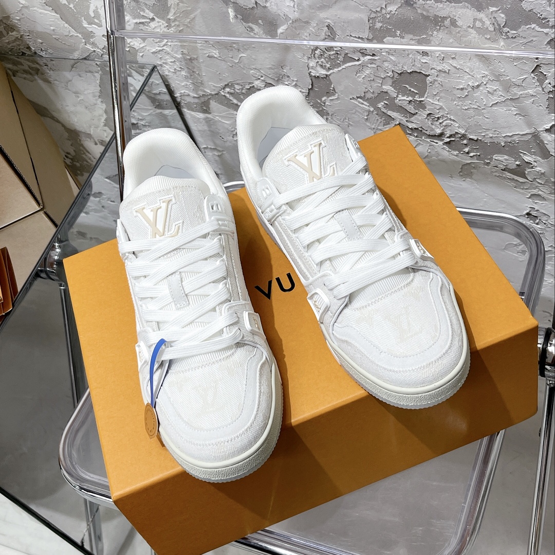 💰430 顶级代购版本 LV trainer "情侣限定系列休闲运动篮球鞋
颜值担当 上脚帅炸，每个颜色都是巨巨巨好看！潮人必备单品🛍
原版订制压纹粒面小牛皮（非市面超纤皮 大家要区分！）对称老花纹水洗牛仔布；所有配件辅料都是按照原版1:1定制的 就连鞋带的配色都是1:1订做。原版一致私模TPU大底。很多心机小设计必须有原版才看得的到做的好，精品就是在于细节！原版一致芯片吊牌 感应直接进入lv 官网😏
代购天花板级别 全套静美飞机盒包装
请认准我家品质‼️
请注意区分市面通货材料！
码数：35-44（男38/45定做不退换）