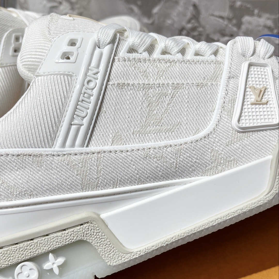 💰430 顶级代购版本 LV trainer "情侣限定系列休闲运动篮球鞋
颜值担当 上脚帅炸，每个颜色都是巨巨巨好看！潮人必备单品🛍
原版订制压纹粒面小牛皮（非市面超纤皮 大家要区分！）对称老花纹水洗牛仔布；所有配件辅料都是按照原版1:1定制的 就连鞋带的配色都是1:1订做。原版一致私模TPU大底。很多心机小设计必须有原版才看得的到做的好，精品就是在于细节！原版一致芯片吊牌 感应直接进入lv 官网😏
代购天花板级别 全套静美飞机盒包装
请认准我家品质‼️
请注意区分市面通货材料！
码数：35-44（男38/45定做不退换）