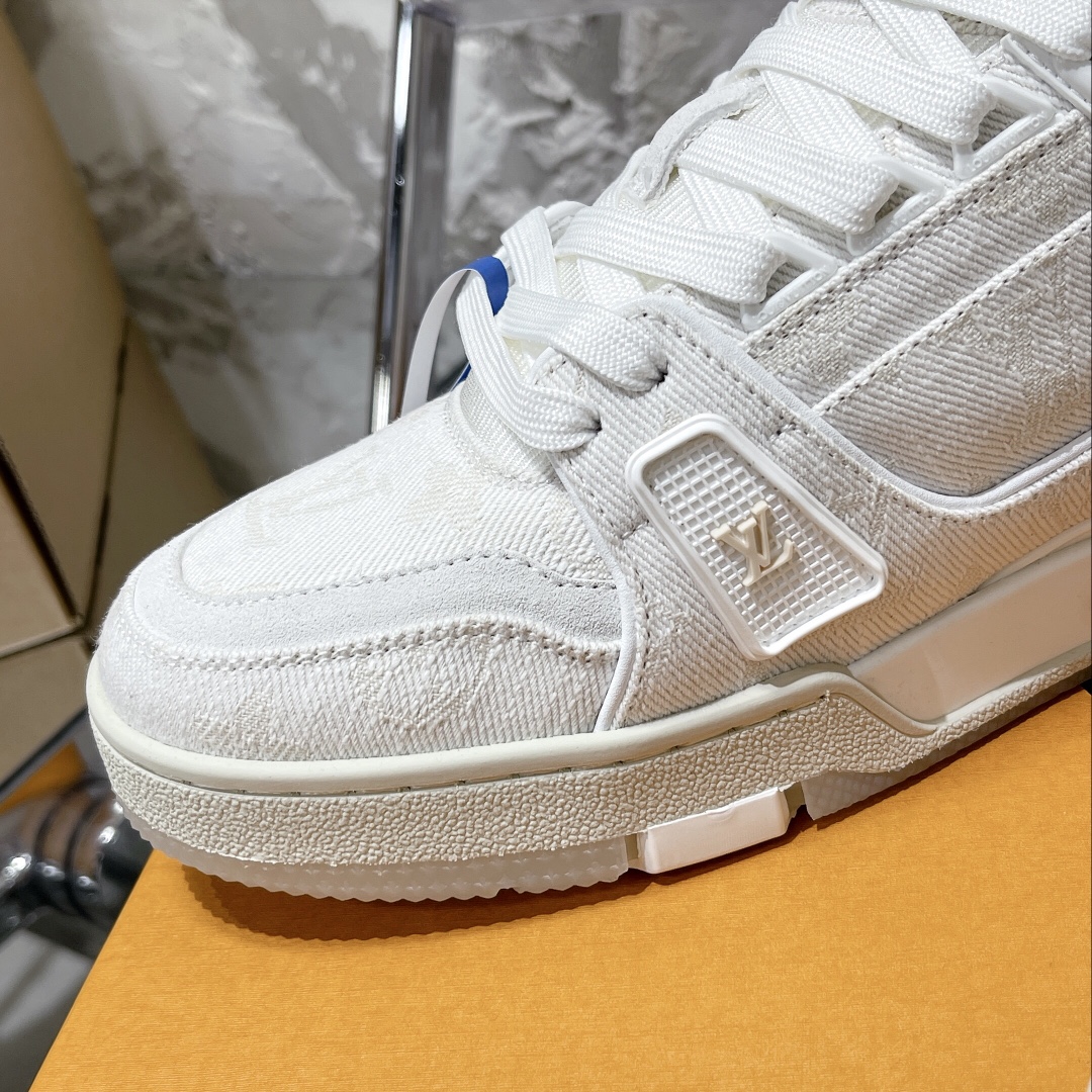 💰430 顶级代购版本 LV trainer "情侣限定系列休闲运动篮球鞋
颜值担当 上脚帅炸，每个颜色都是巨巨巨好看！潮人必备单品🛍
原版订制压纹粒面小牛皮（非市面超纤皮 大家要区分！）对称老花纹水洗牛仔布；所有配件辅料都是按照原版1:1定制的 就连鞋带的配色都是1:1订做。原版一致私模TPU大底。很多心机小设计必须有原版才看得的到做的好，精品就是在于细节！原版一致芯片吊牌 感应直接进入lv 官网😏
代购天花板级别 全套静美飞机盒包装
请认准我家品质‼️
请注意区分市面通货材料！
码数：35-44（男38/45定做不退换）