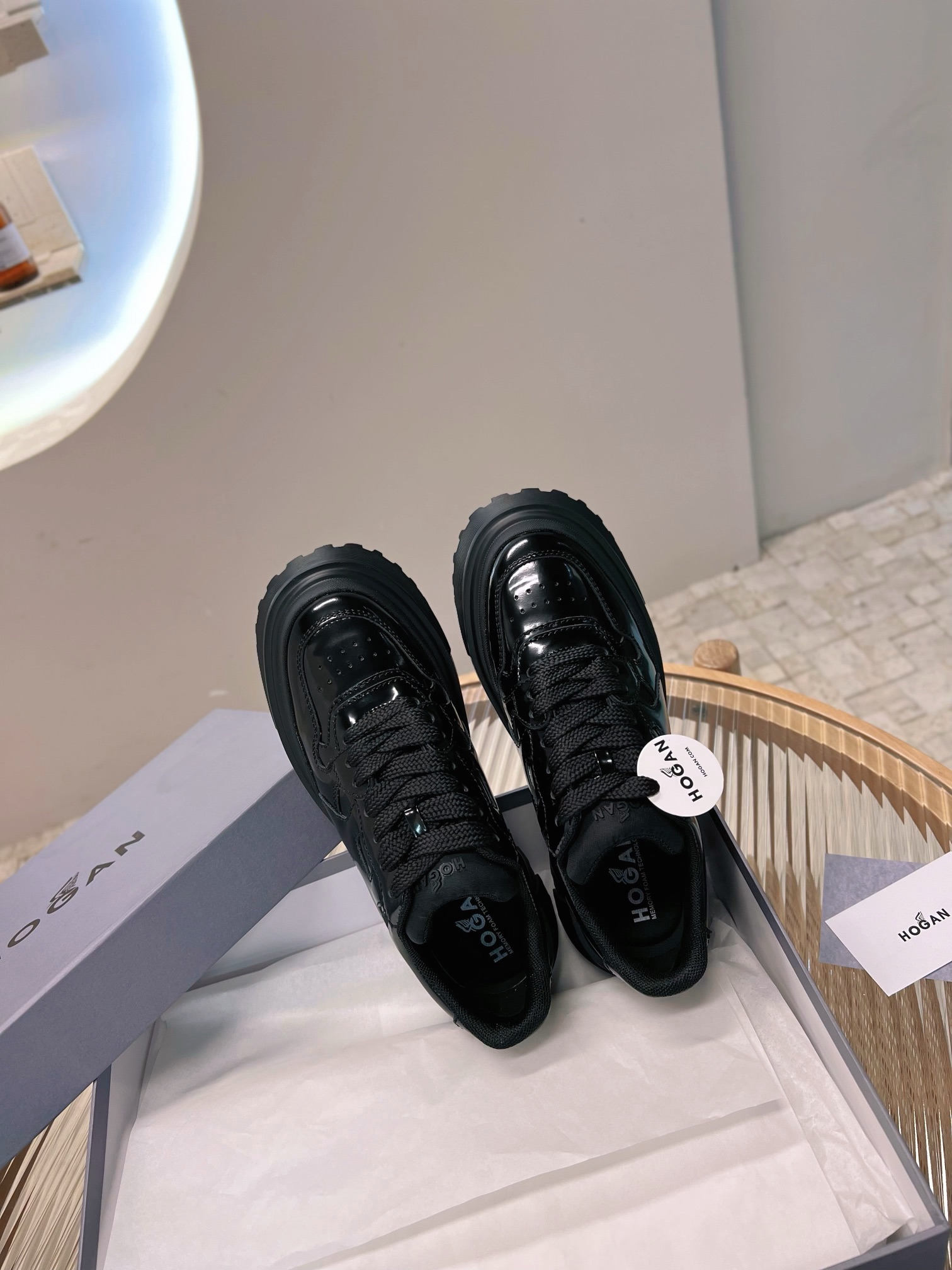 New Hogan Hogan 22 Shoes with Thick Bottom and H Strips Released - 图片 5