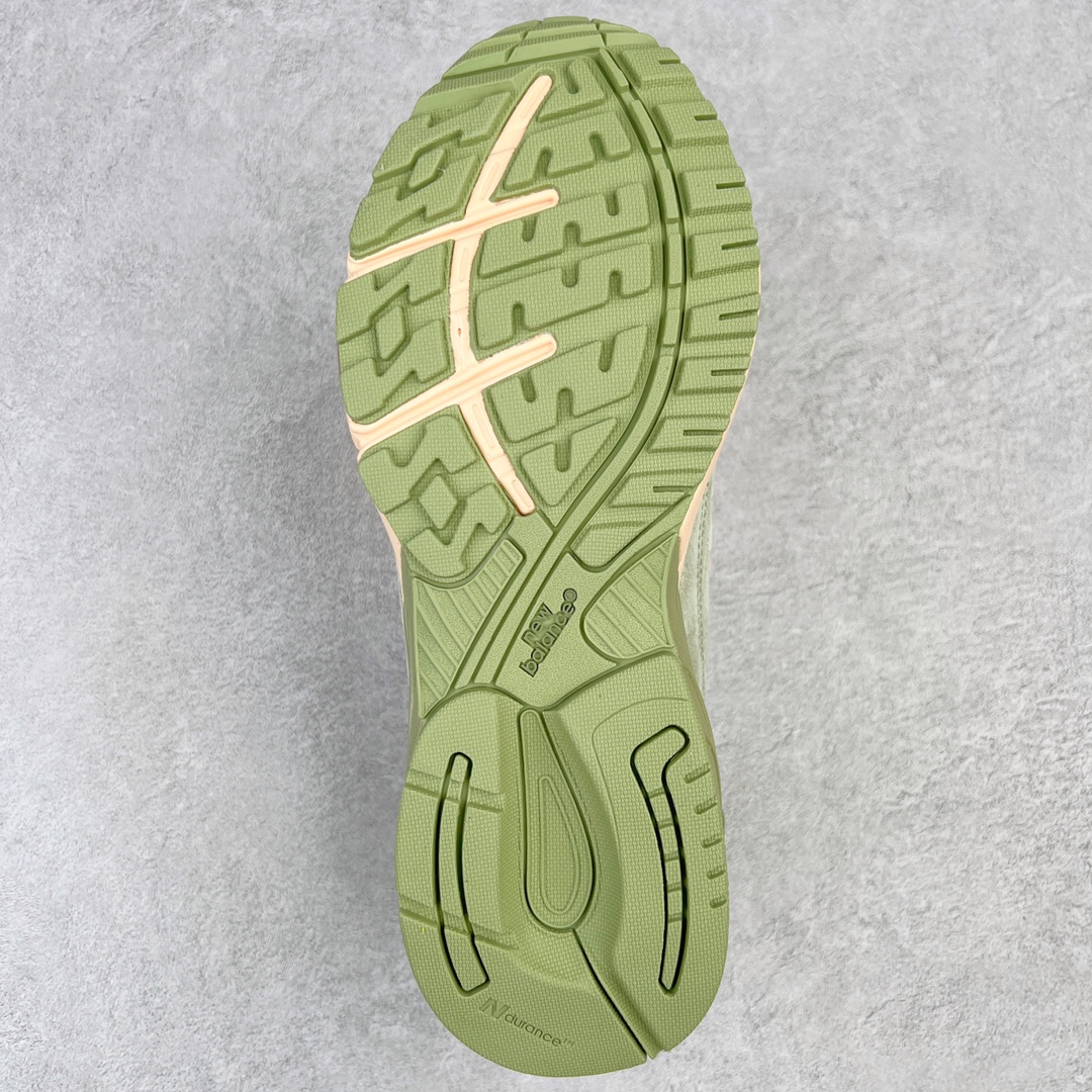 图片[9]-＃K版纯原 Joe Freshgoods x New Balance MR993JG1 新百伦NB993 联名绿粉 第三代总统复古慢跑鞋 鞋身以网眼鞋面结合同色系优质麂皮革构成，鞋舌处点缀 New Balance Made In USA 同色系刺绣标识，彰显鞋款身份。鞋侧点缀银色 \\\”993\\\” 字样，丰富鞋身设计的同时，构建时尚外观。鞋款搭载 ABZORB 缓震系统，通过缓冲和抗压性的结合来吸收冲击力，舒适功能升级。同时搭配泛黄做旧中底，打造丰富层次感，缔造出色复古韵味。尺码：36 37 37.5 38 38.5 39 40 40.5 41.5 42 42.5 43 44 44.5 45-选品中心