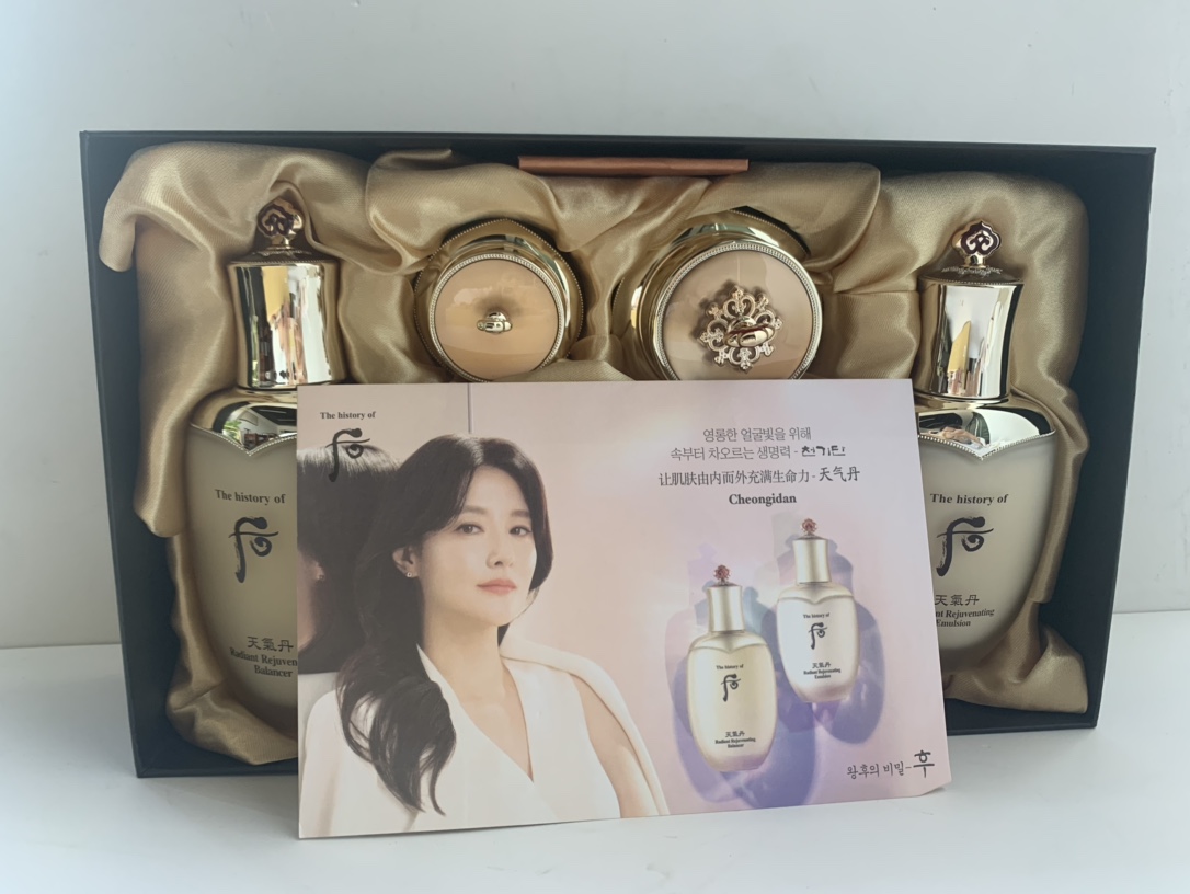 185💰
可配礼袋+中文标，对版包材，该有的细节都有，支持对比，明通市场认可版本✔️Whoo后天气丹七件套明通版！whoo后天气丹七件套增量款！新款天气丹精华中样由8ml增至10ml，天气丹眼霜中样由5ml增至8ml。